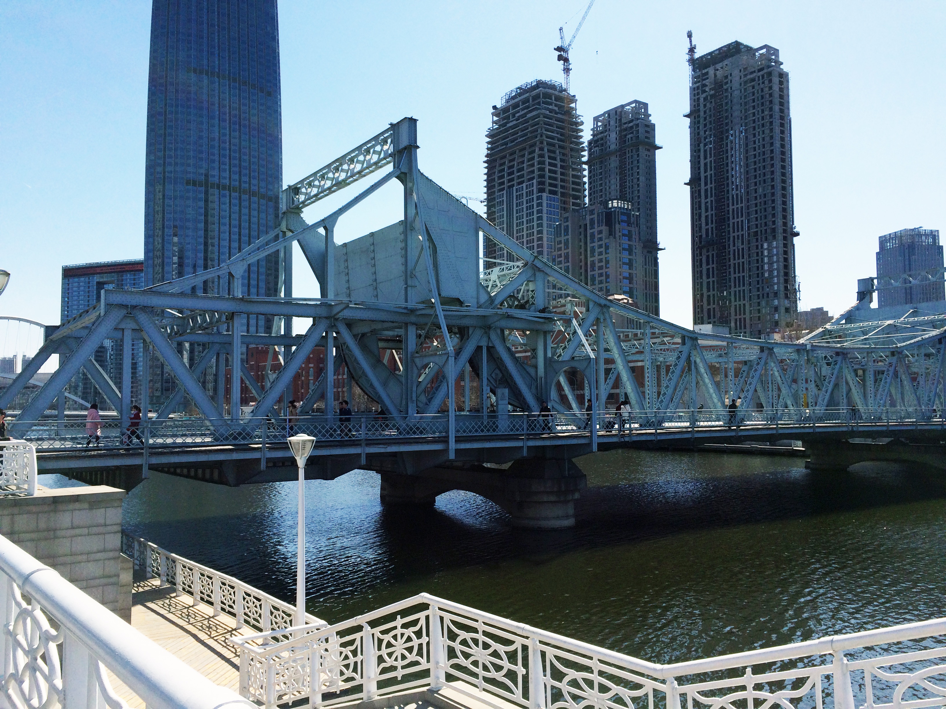 girder, city, 2K, office building exterior, connection, outdoors, road bridge, building, downtown, tower, the iron bridge, modern, financial district, HD Wallpaper