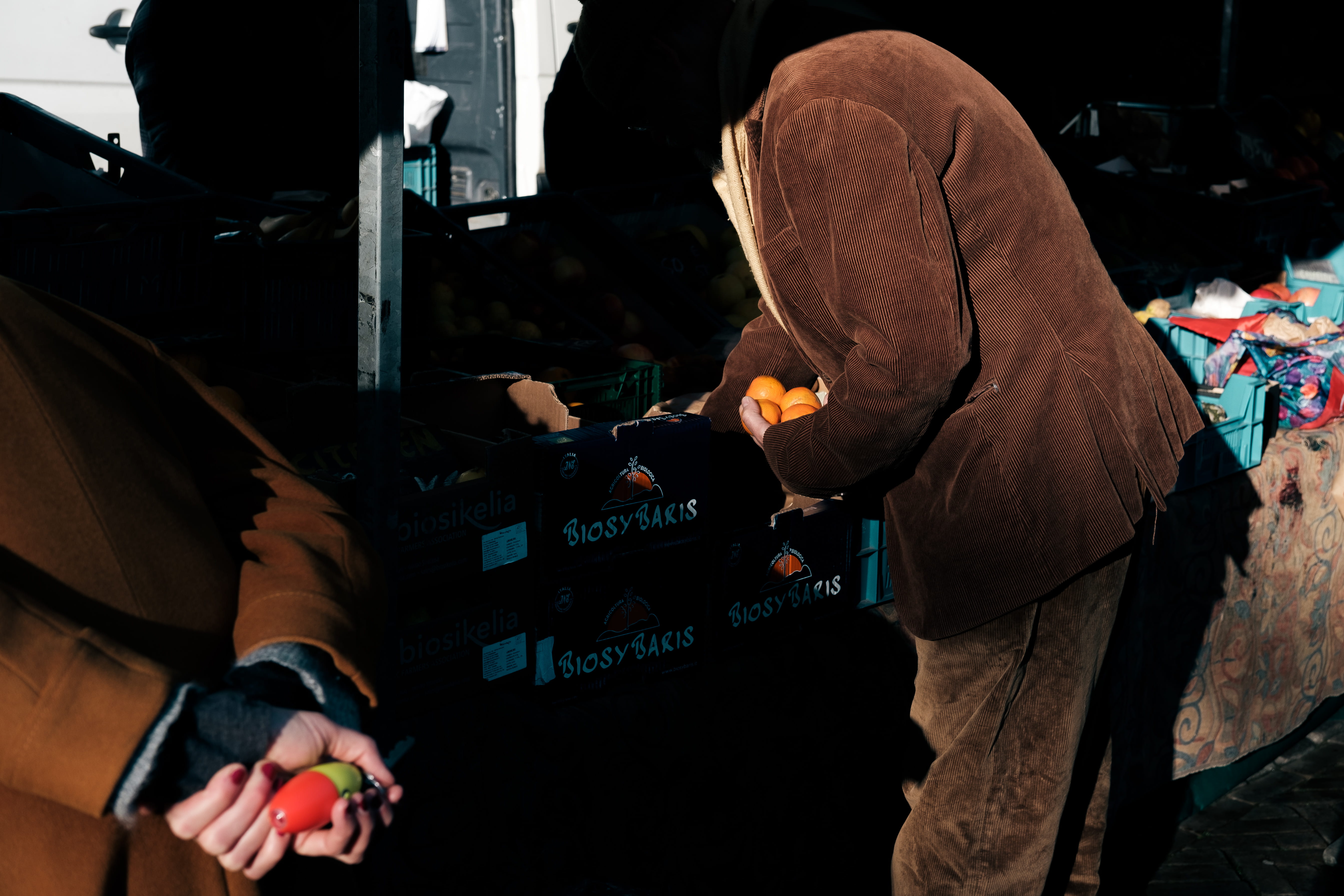 communication, adult, light, leisure activities, night life, street, holding, shop, arcade game machine, casual clothing, city, technology, real people, HD Wallpaper