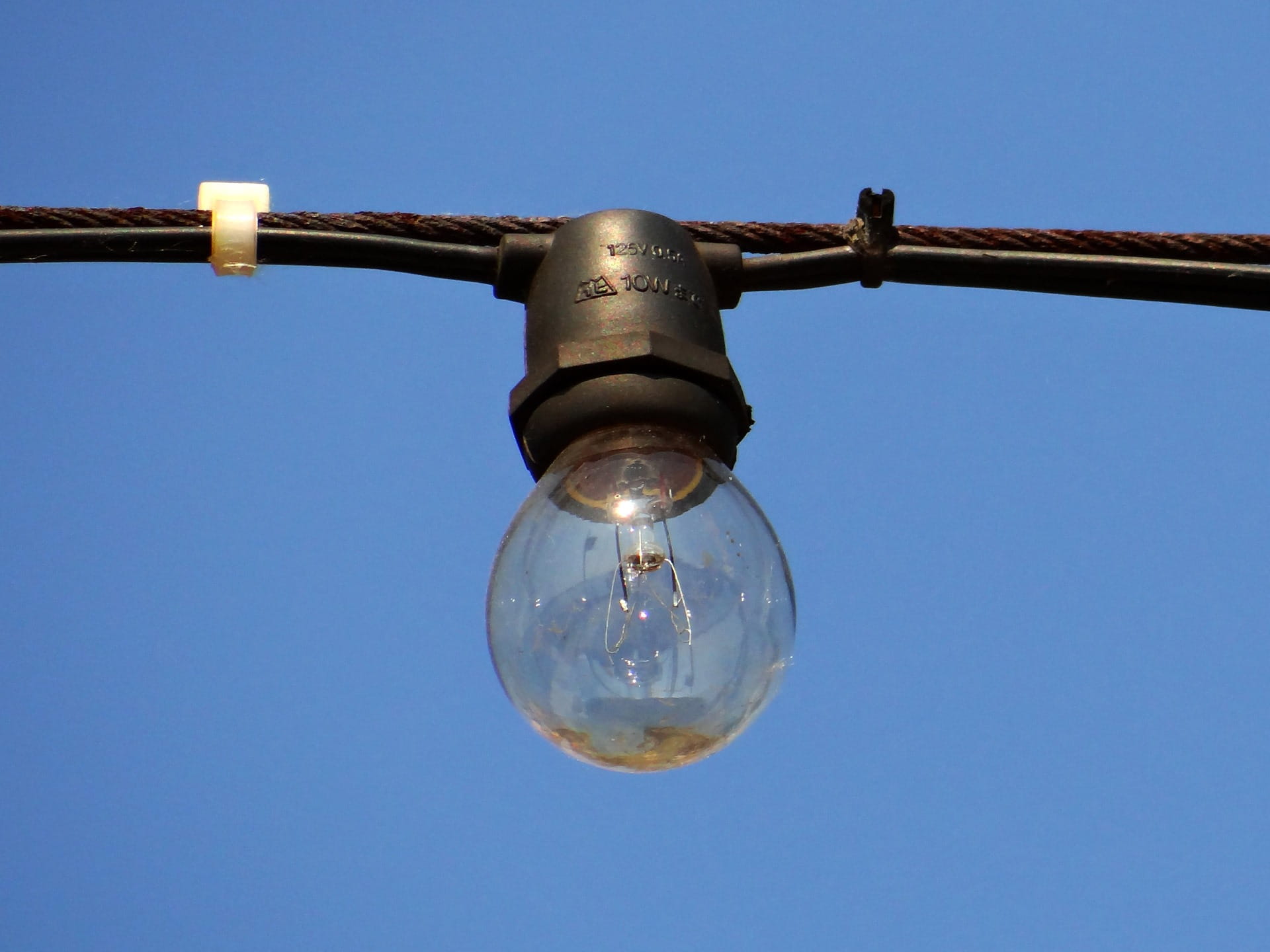 no people, metal, single object, nature, old, electricity, Suspended, sunny, 1080P, sky, blue, filament, Daytime, clear sky, connection, light, electric, HD Wallpaper