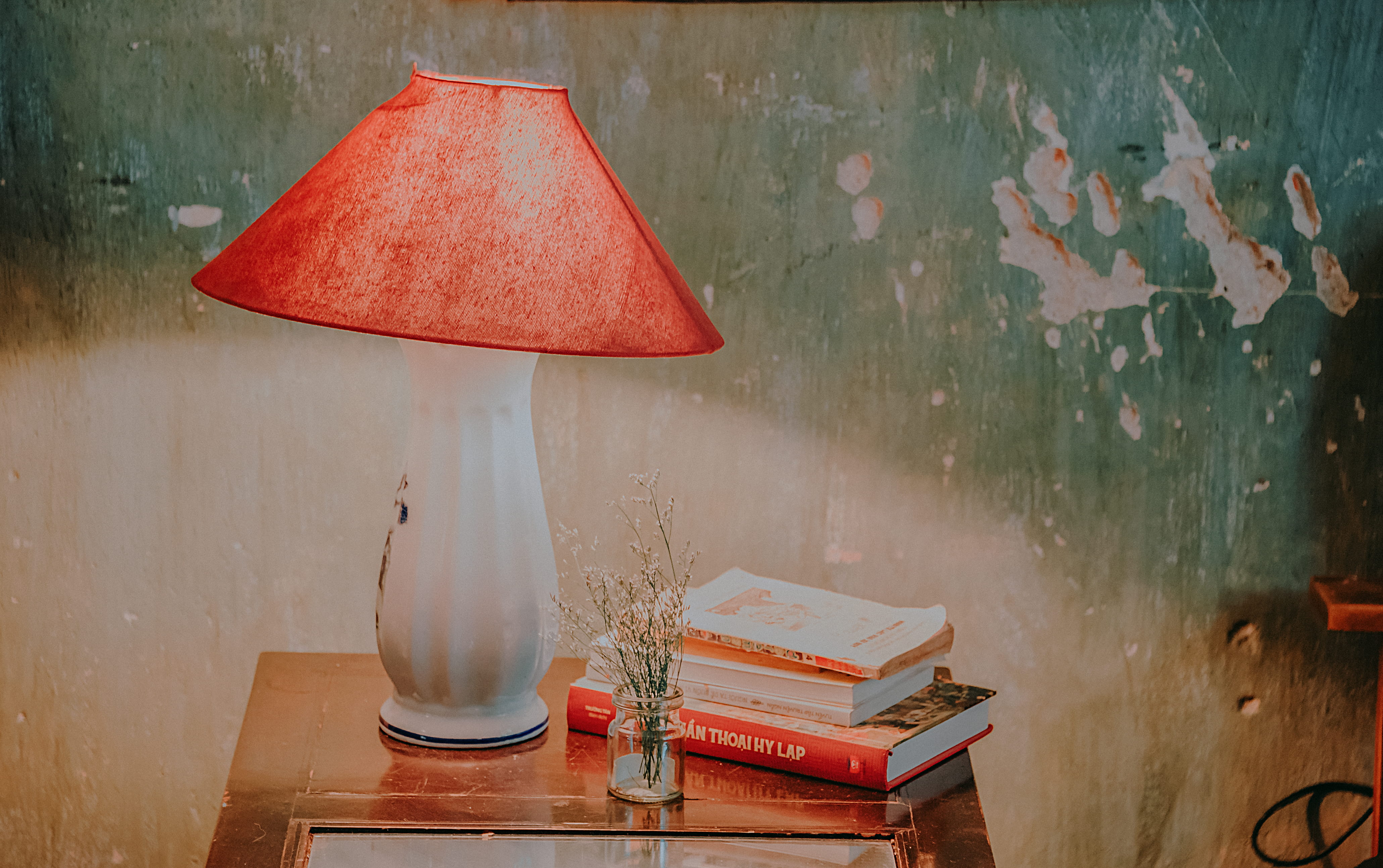 lighting equipment, flower, glass, desk, furniture, inside, lamp, indoors, desk lamp, lamp shade, 4K, interior design, simple, end, vintage, domestic room, HD Wallpaper