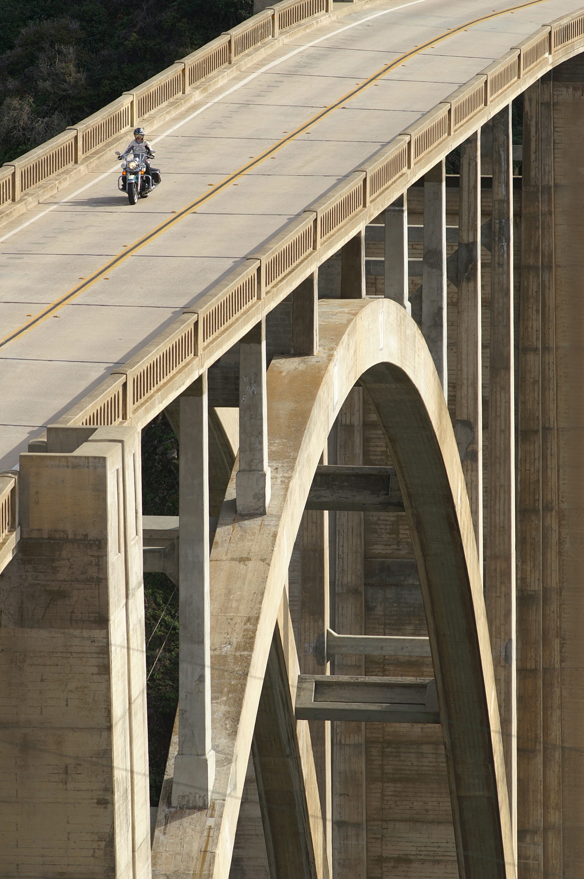 tarmac, structure, arch, asphalt, construction, built structure, roadway, land vehicle, motorbike, west coast, 2K, day, railing, roof, city, rider, driving, Phone HD Wallpaper