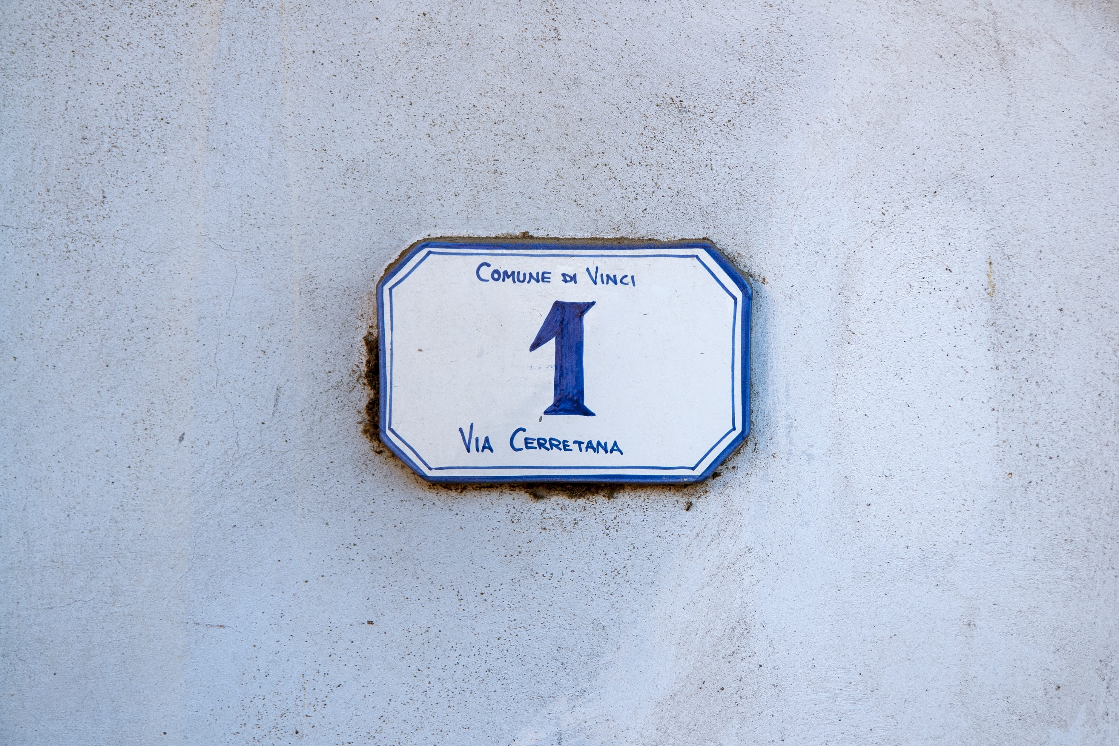 wall, information sign, emblem, concrete, house, old, day, white, wall - building feature, house number 1, street, shape, logo, 2K, architectural, communication, HD Wallpaper