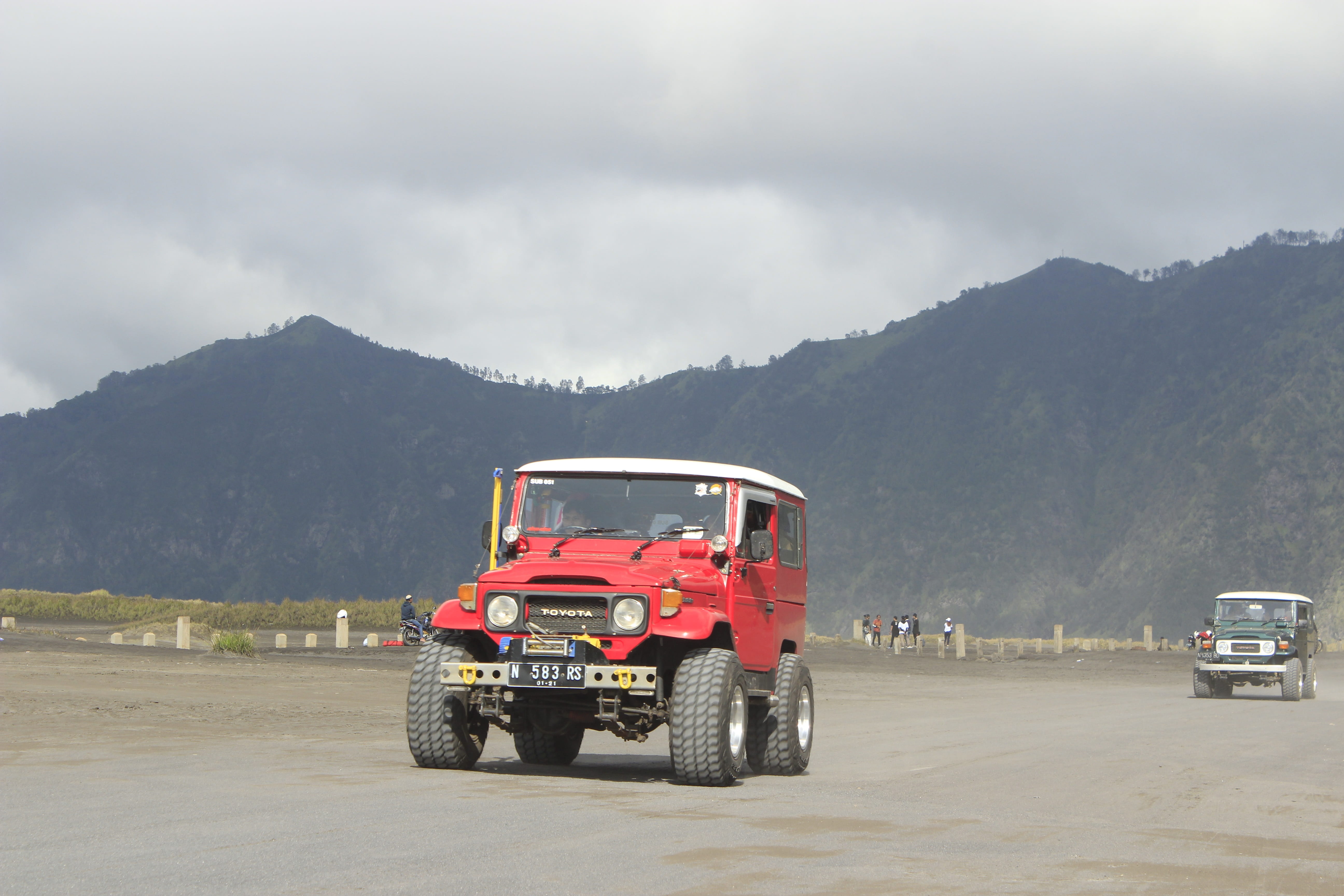on the move, trip, offroad, day, 5K, land, desert, tourist, suv, jeep, truck, tourism, motion, outdoors, road, transportation, safari, sport, br, vehicle, HD Wallpaper