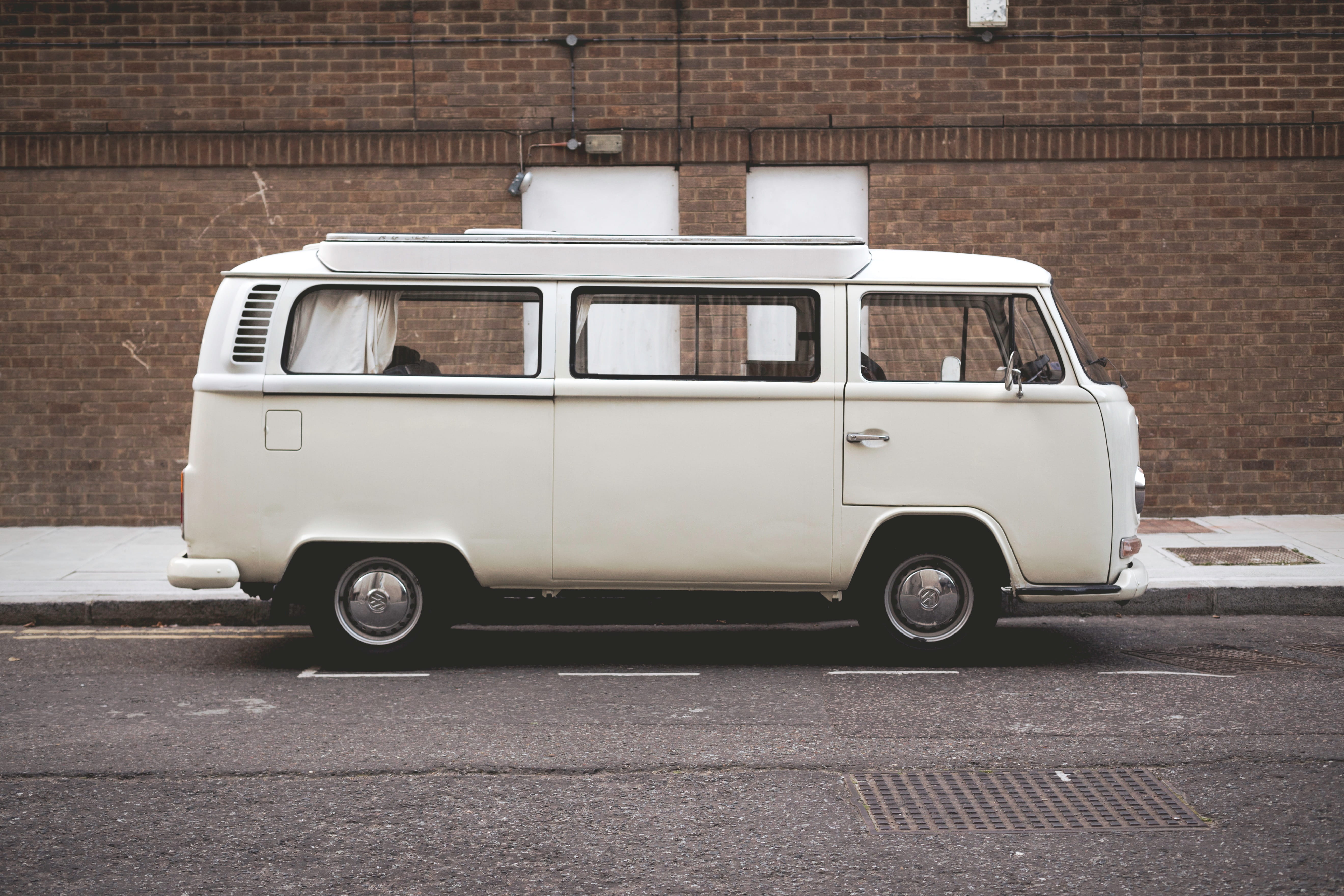 built structure, land Vehicle, city, building exterior, 5K, mode of transportation, obsolete, old-fashioned, retro Styled, parking, white, transportation, HD Wallpaper