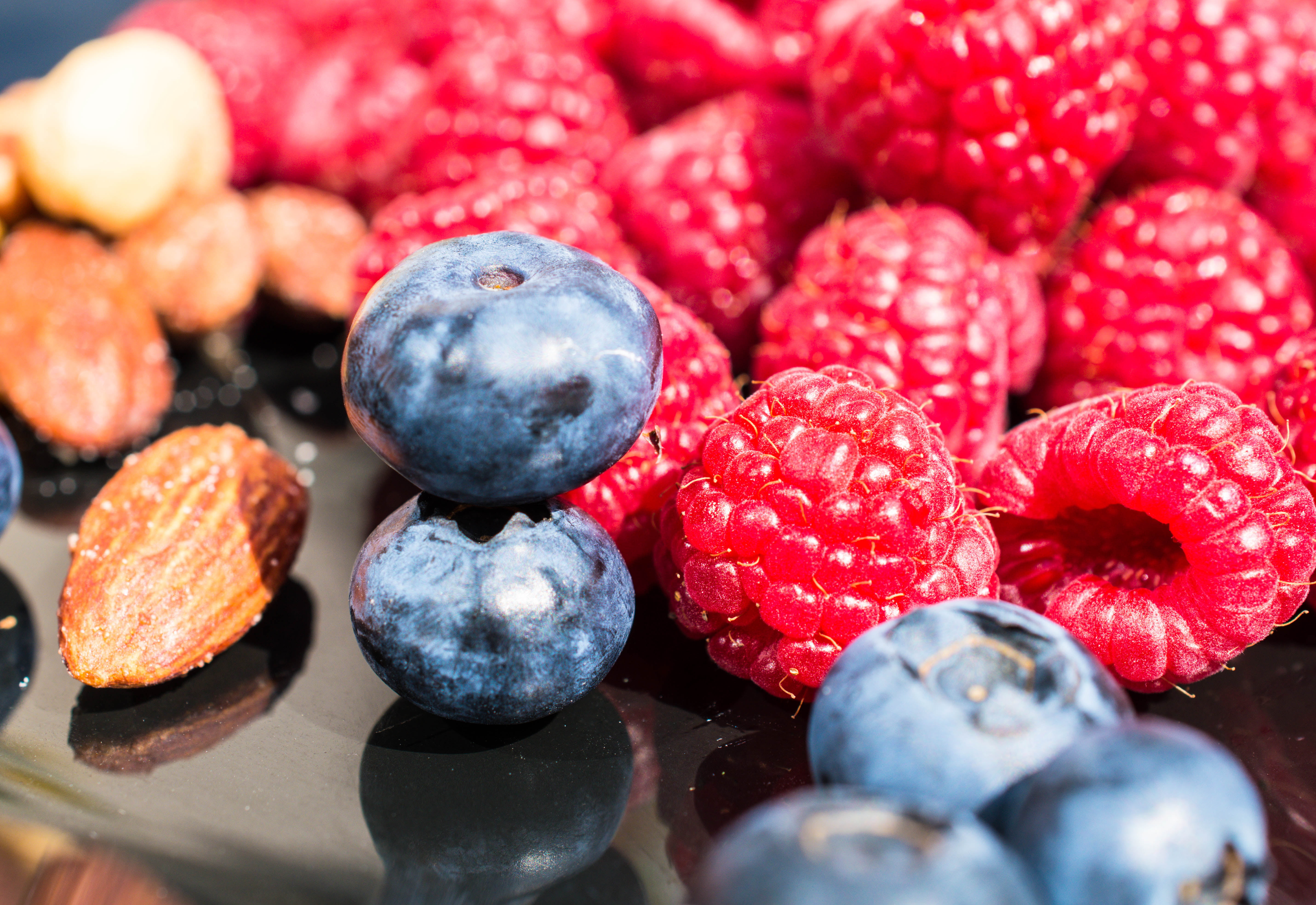 raspberry, close-up, gourmet, every day, refreshment, nature, Healthy, depth of field, blåbär, malmö, colorful, freshness, organic, reflection, blueberry, HD Wallpaper