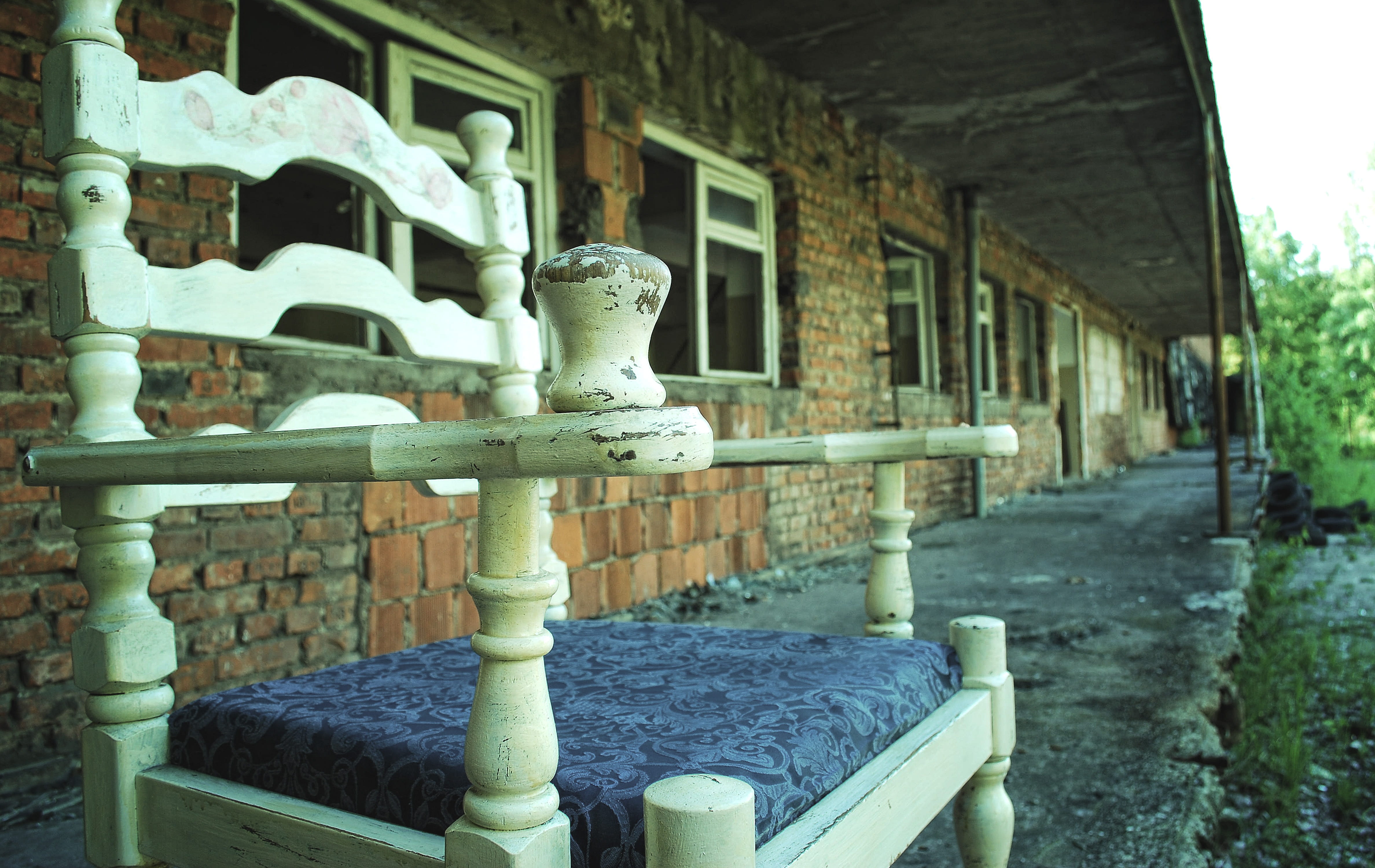 view, building, 4K, nature, day, spirituality, upholstery, outdoors, set, architecture, the light of day, focus on foreground, the ruins of the, air, furniture, HD Wallpaper