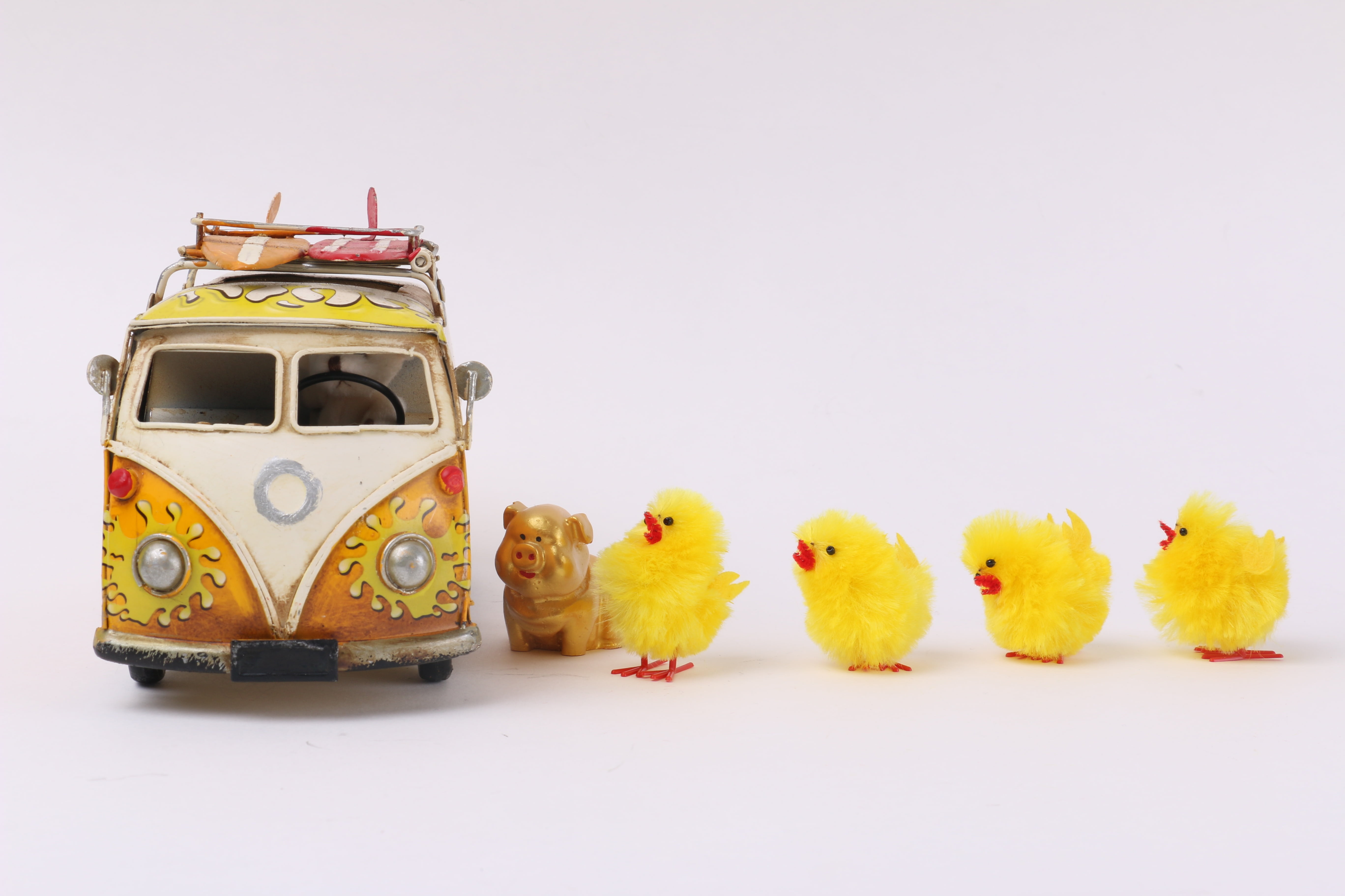 bur, celebration, car, props, easter, chicken - bird, bus, copy space, indoors, still life, near, chick, cute, animal representation, toy, no people, animal themes, HD Wallpaper