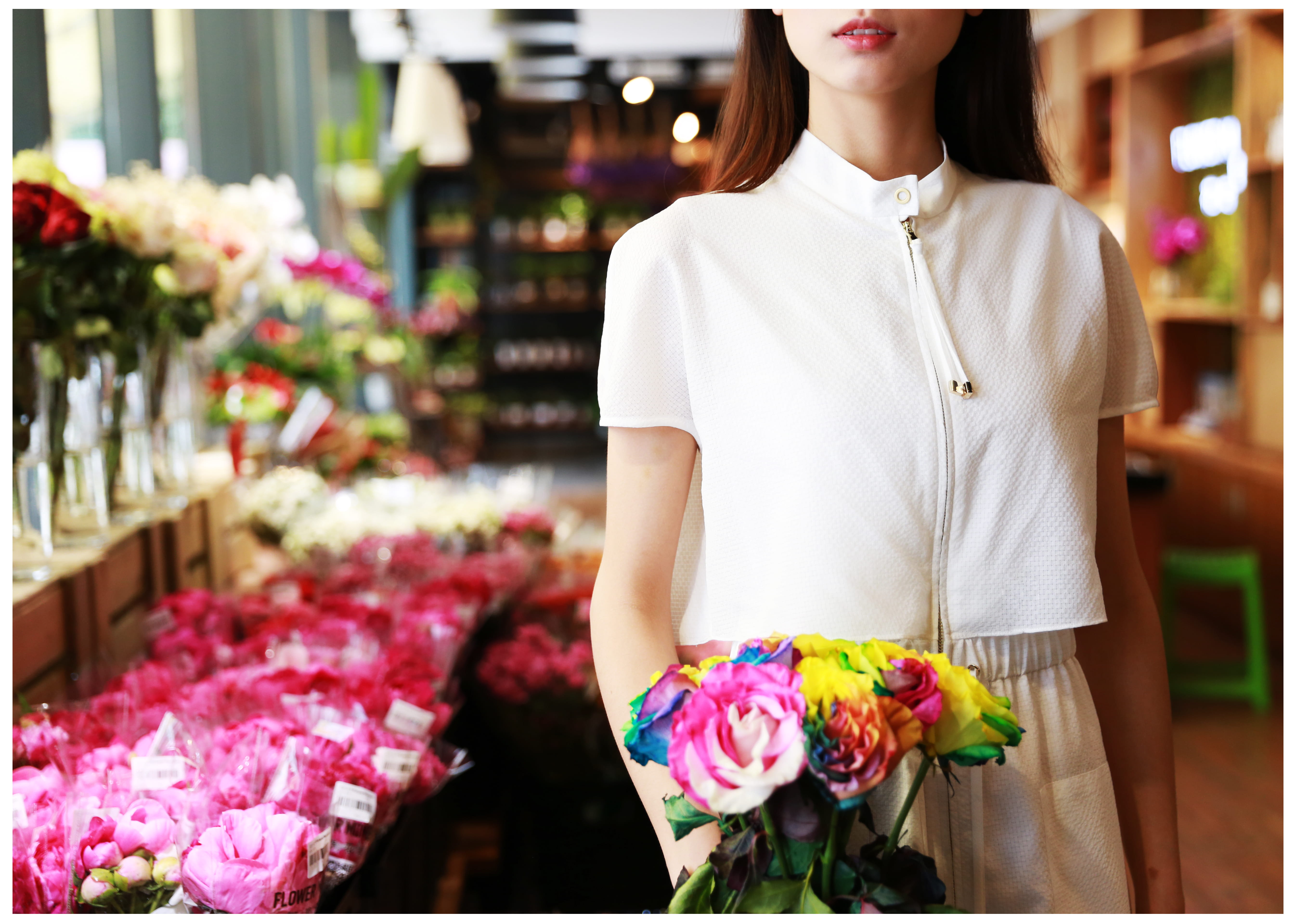 selling, white, women, top, flowers, supermarket, bouquet, 5K, flower, indoors, people, retail display, business, beauty in nature, caucasian Ethnicity, HD Wallpaper