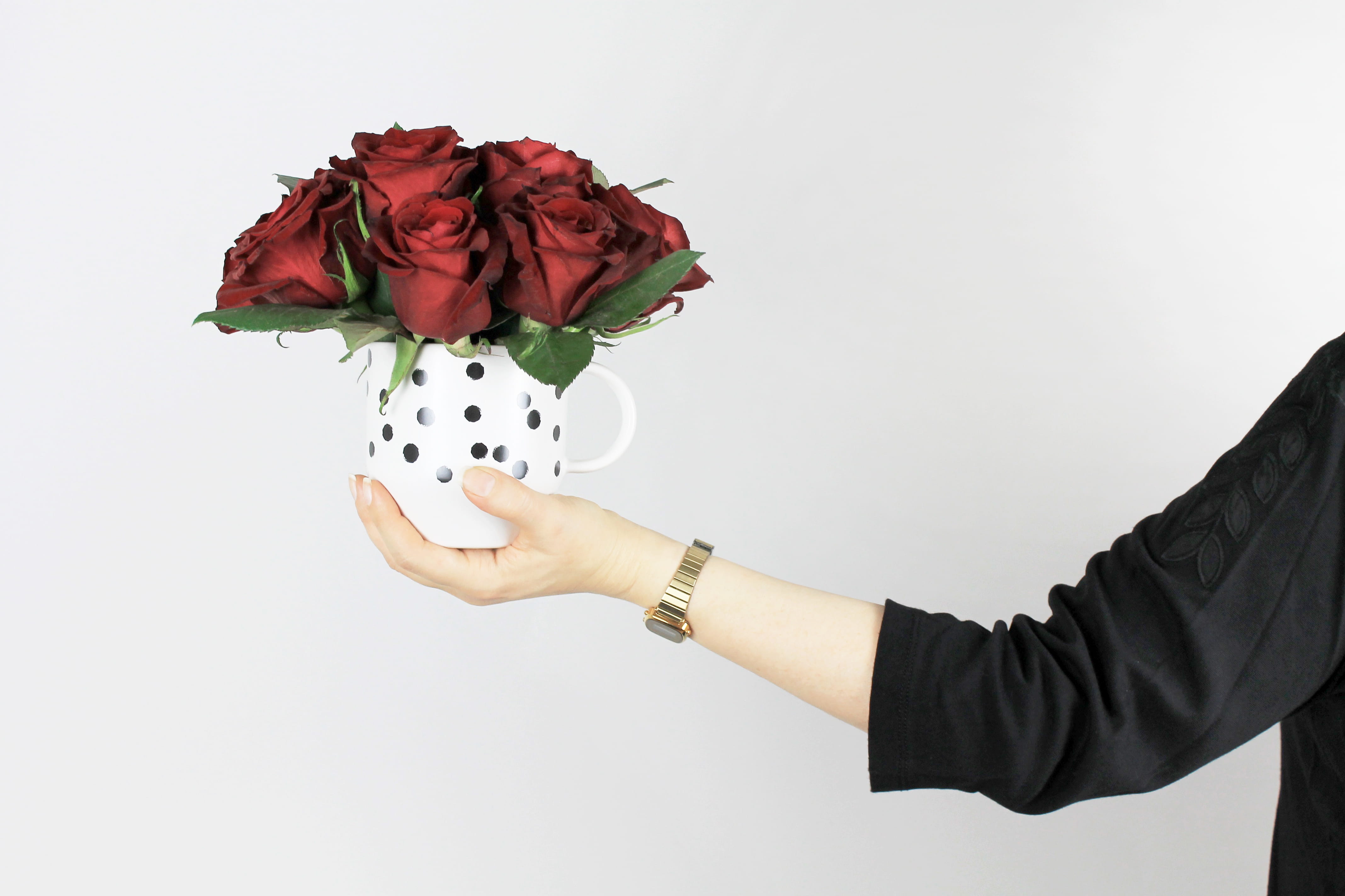 one person, bouquet, flowering plant, 4K, beauty in nature, valentinesday, golden, flower, flower bouquet, human hand, mug, flower head, blackdress, minimalism, HD Wallpaper