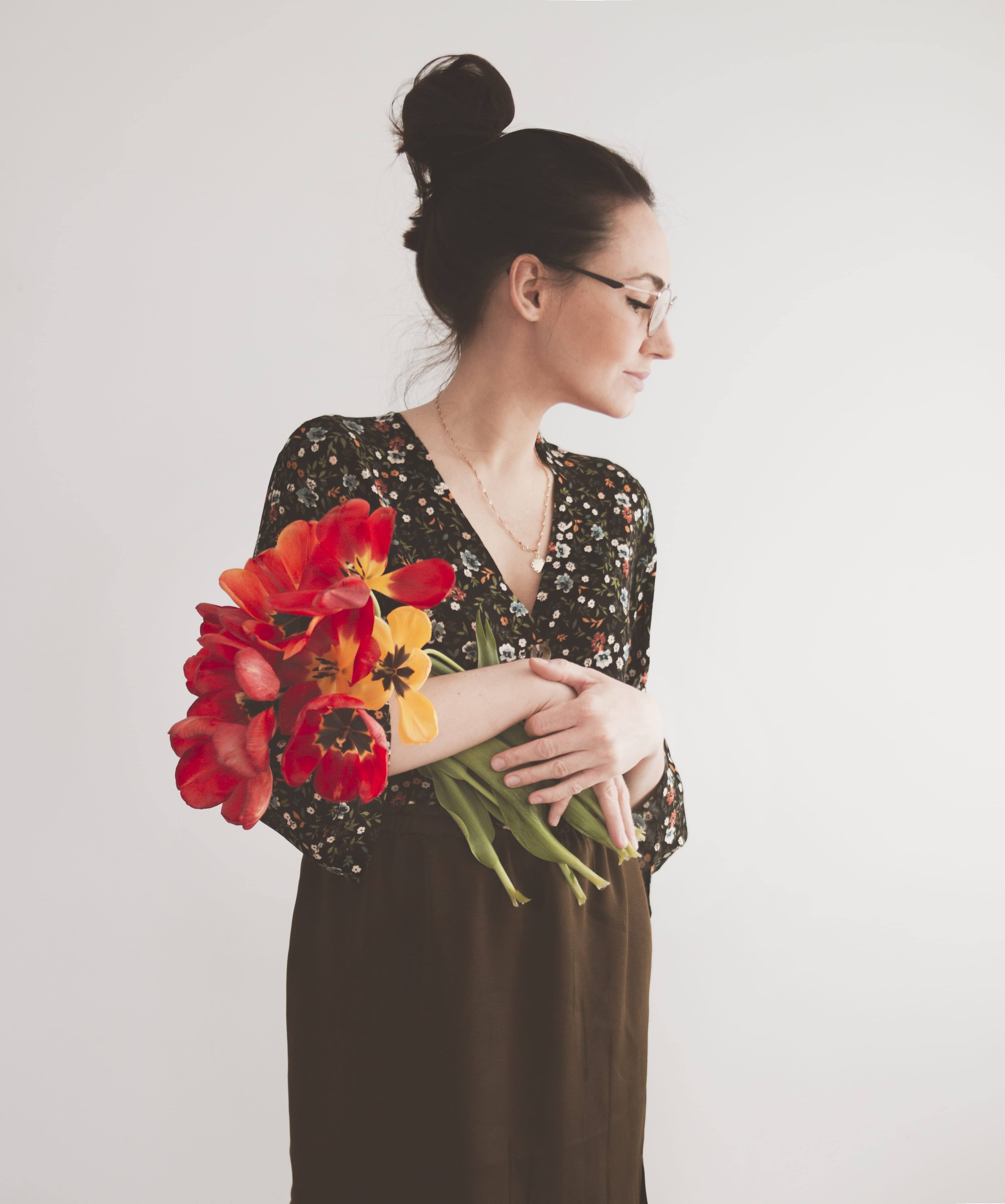 side view, front view, young women, lifestyles, cute, 4K, flower, studio shot, plant, holding, red tulips, adult, flower arrangement, looking, pose, flowers, Phone HD Wallpaper