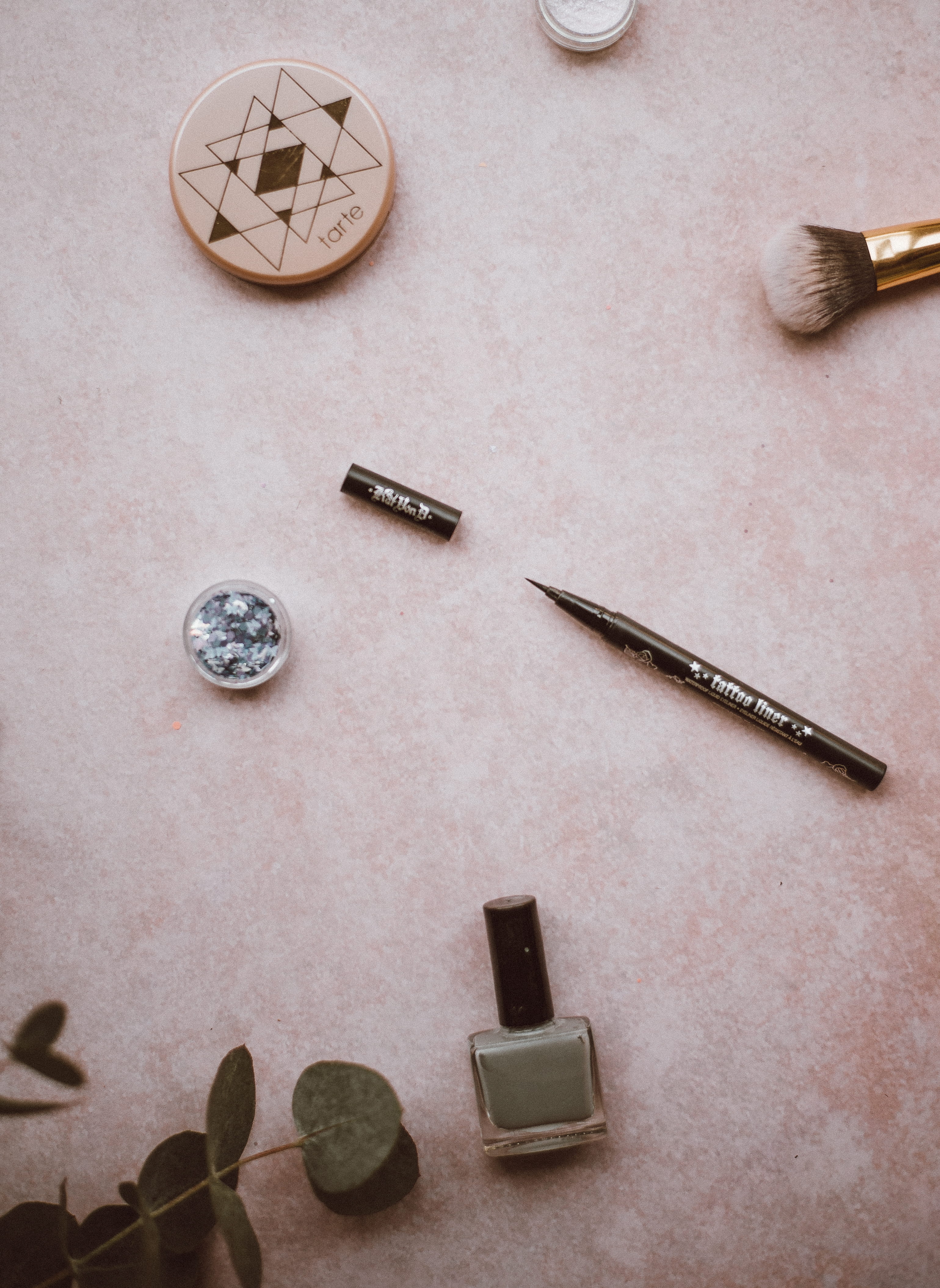 circle, indoors, make, plant, leaf, clock face, still life, nail, pen, art and craft, variation, makeup, time, clock, bottle, geometric shape, watch, high angle view, Phone HD Wallpaper