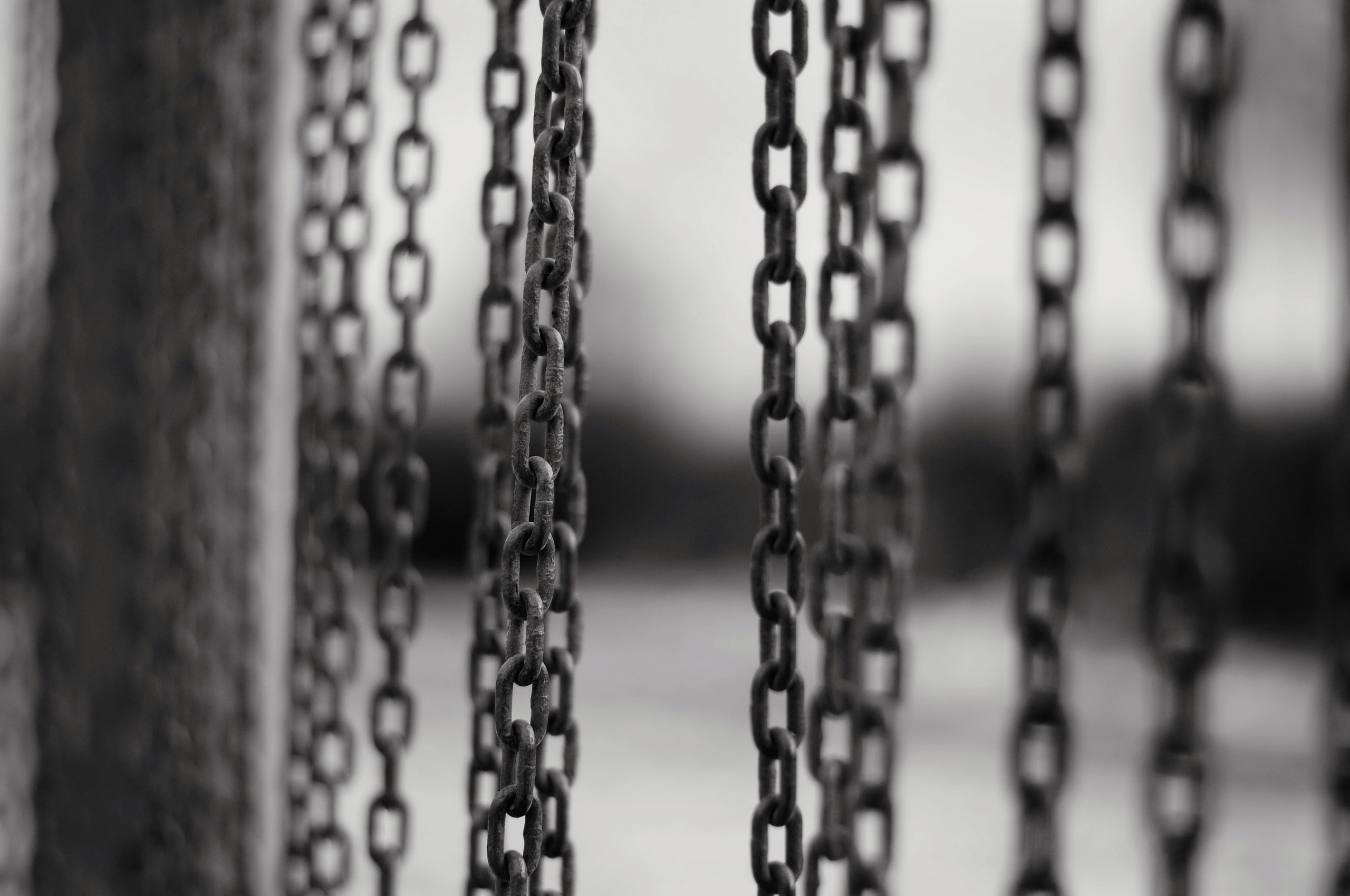day, outdoors, pattern, macro, focus on foreground, metal, chain, connection, 2K, architecture, security, chains, selective focus, no people, barrier, HD Wallpaper