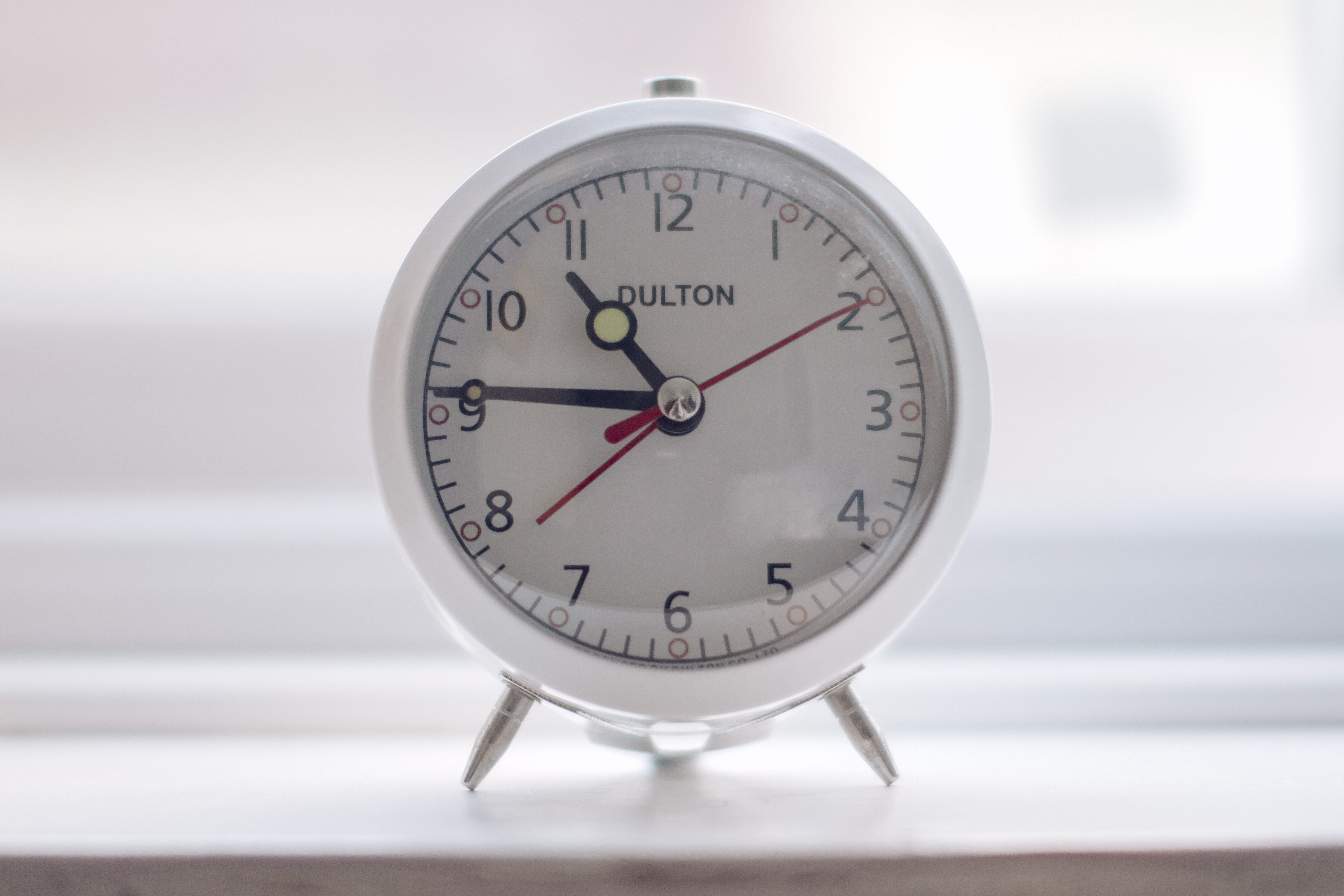 focus on foreground, time, communication, clock, still life, hour, close-up, bedroom, geometric shape, shape, 4K, gauge, thermometer, minute hand, circle, HD Wallpaper