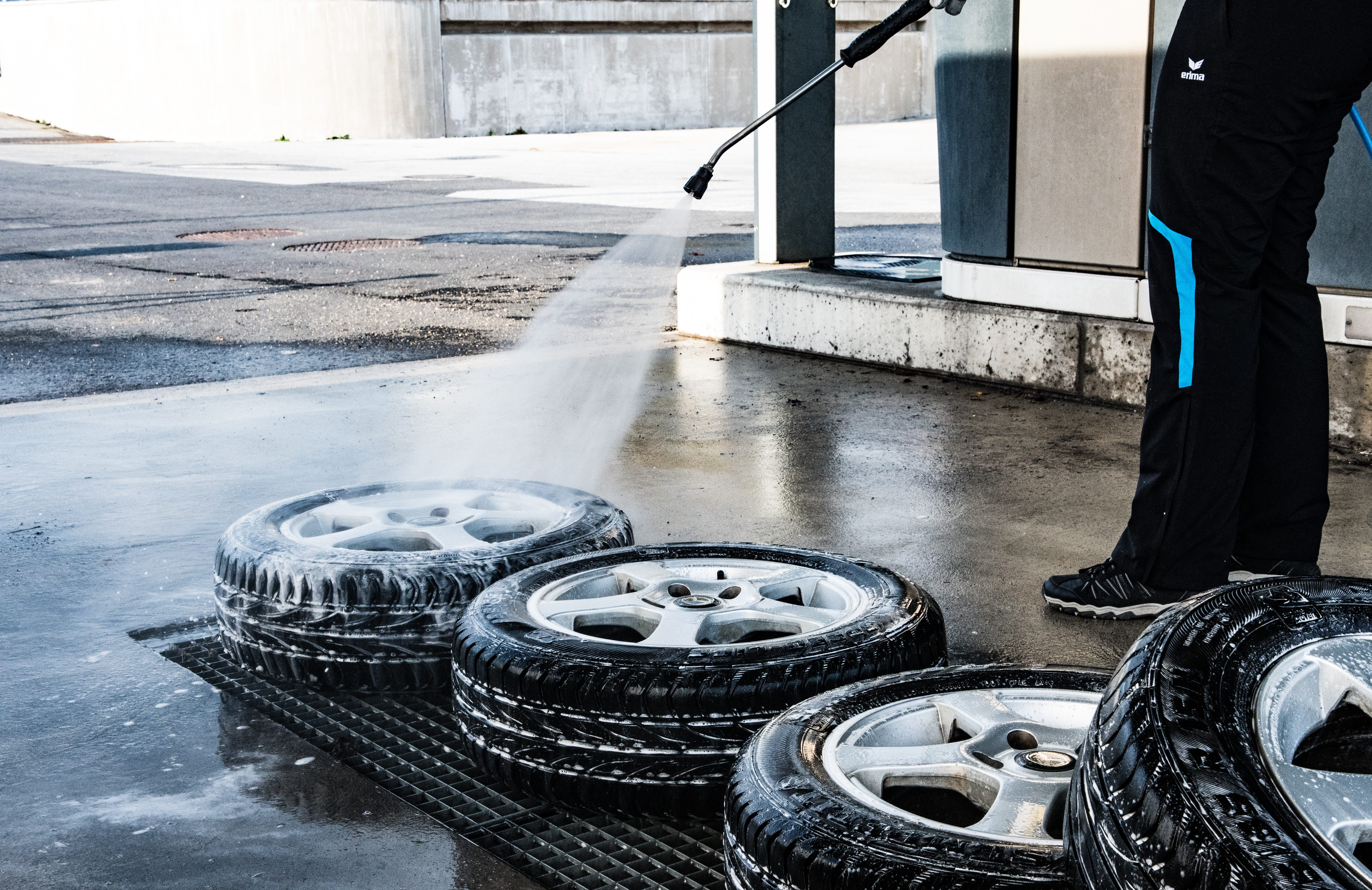 5K, tire service, silver colored, purity, frothy, pkw, foam, wet, chromed, person, vehicle, outdoors, high-pressure cleaner, building exterior, lance wash, HD Wallpaper