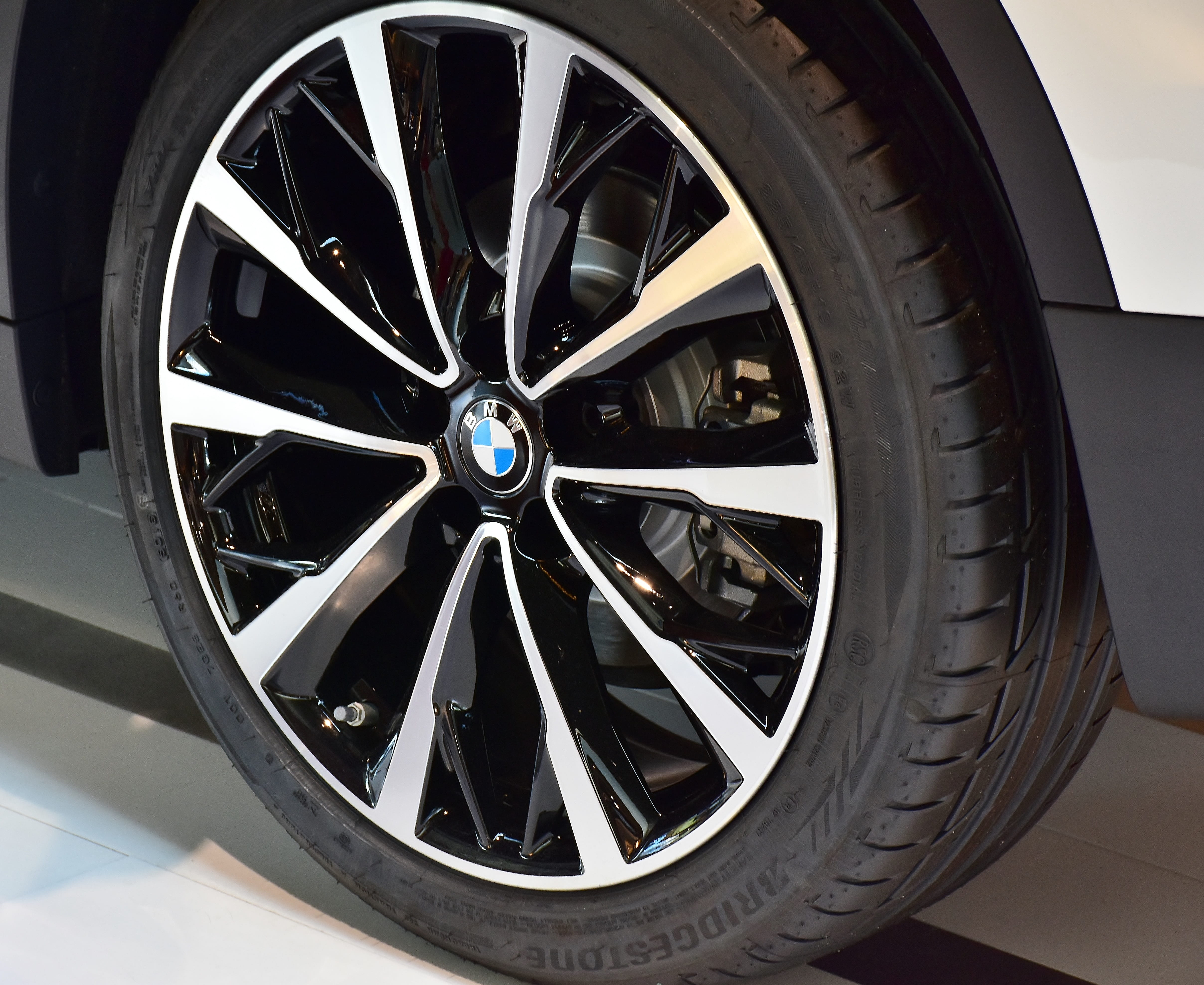 mature, no people, 4K, pkw, close-up, spoke, tire, stationary, shape, auto tires, mode of transportation, vehicle, colored, tread depth, wheels, chrome, HD Wallpaper