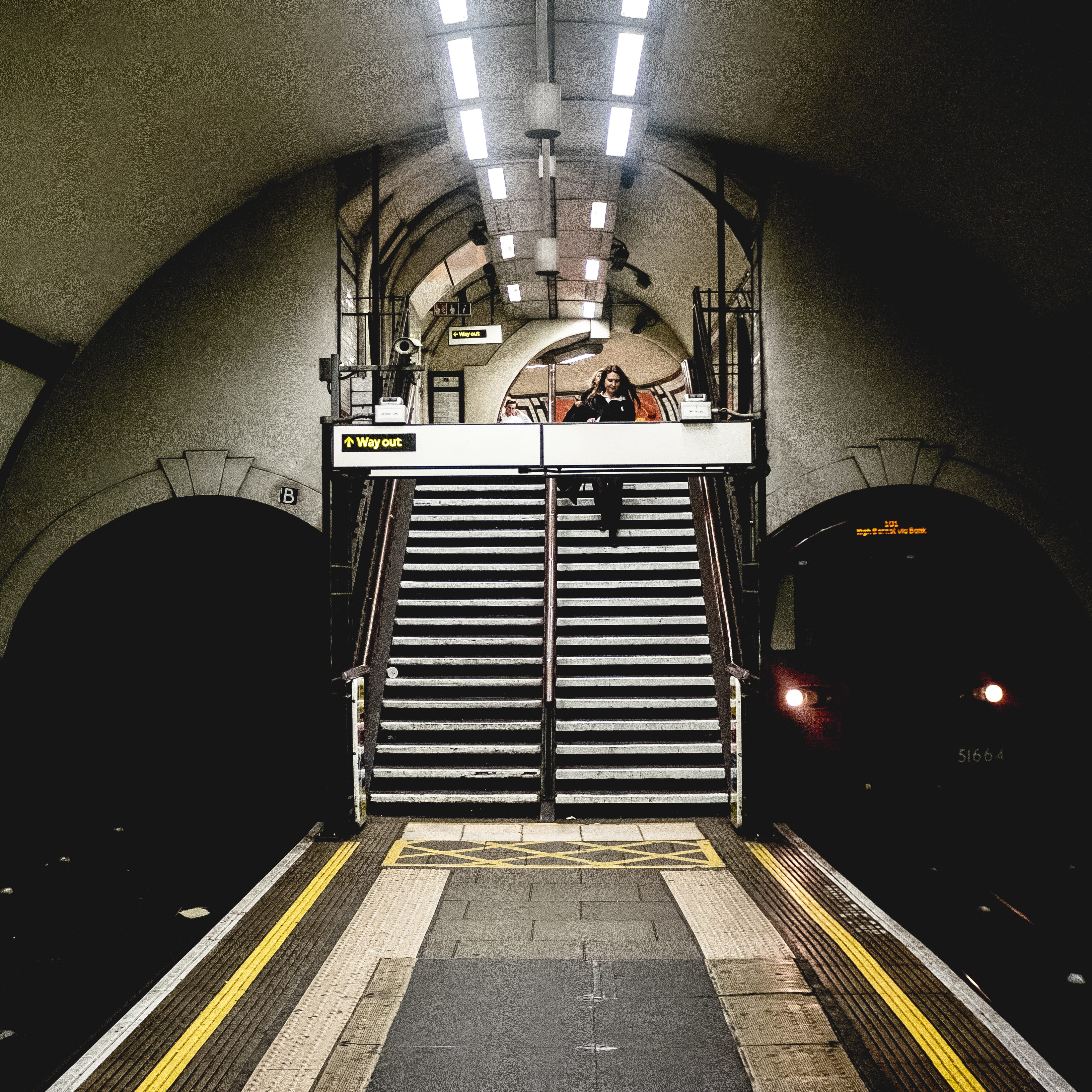 rail transportation, 2K, architecture, subway, transport, stairs, platform, london, clapham juction, train station, northern line, northern, illuminated, Phone HD Wallpaper