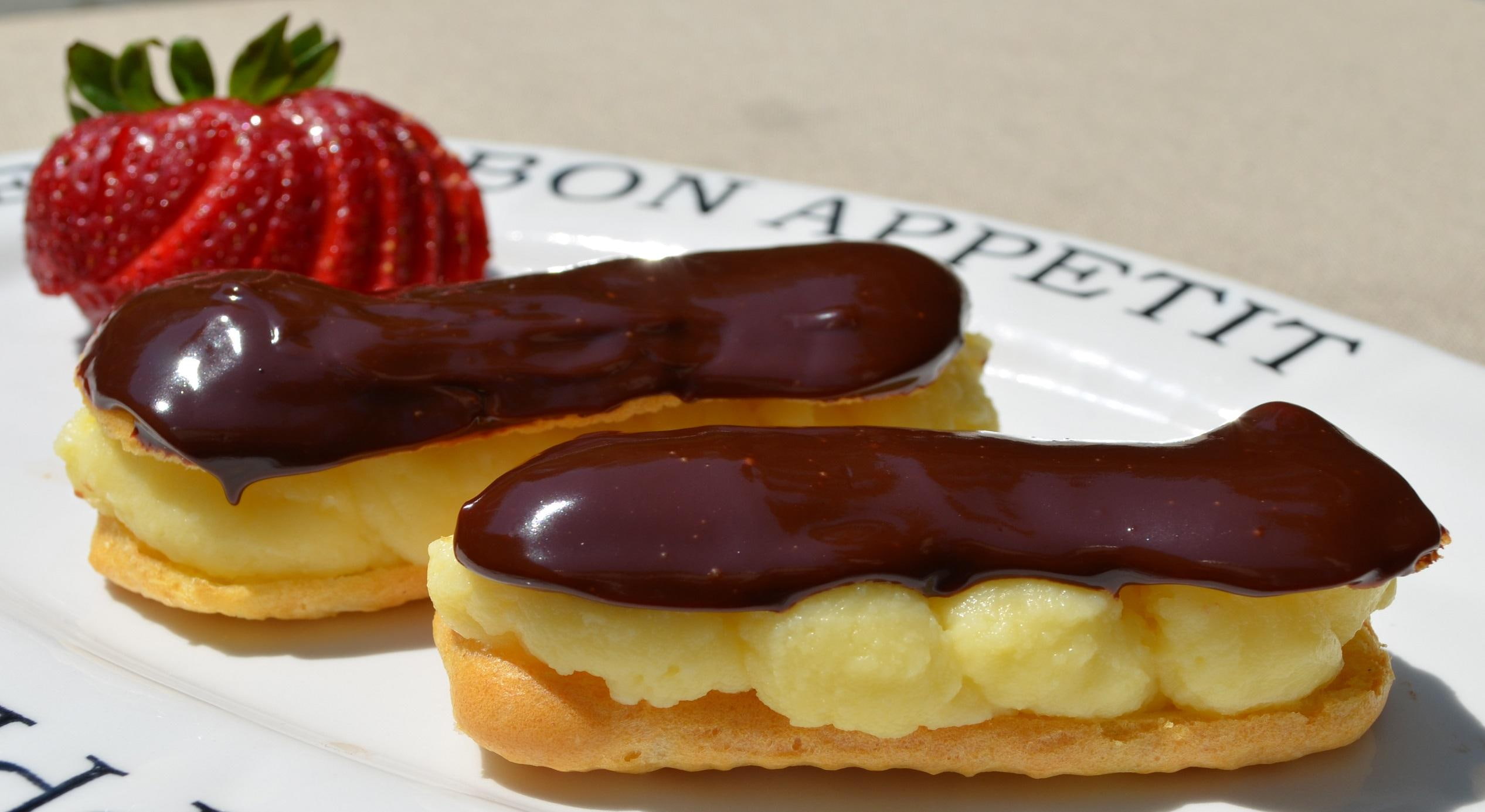 filled, bakery, dessert, delicious, strawberry, eclairs, sweet, cream, abstract, chocolate, 1080P, brown, glaze, HD Wallpaper