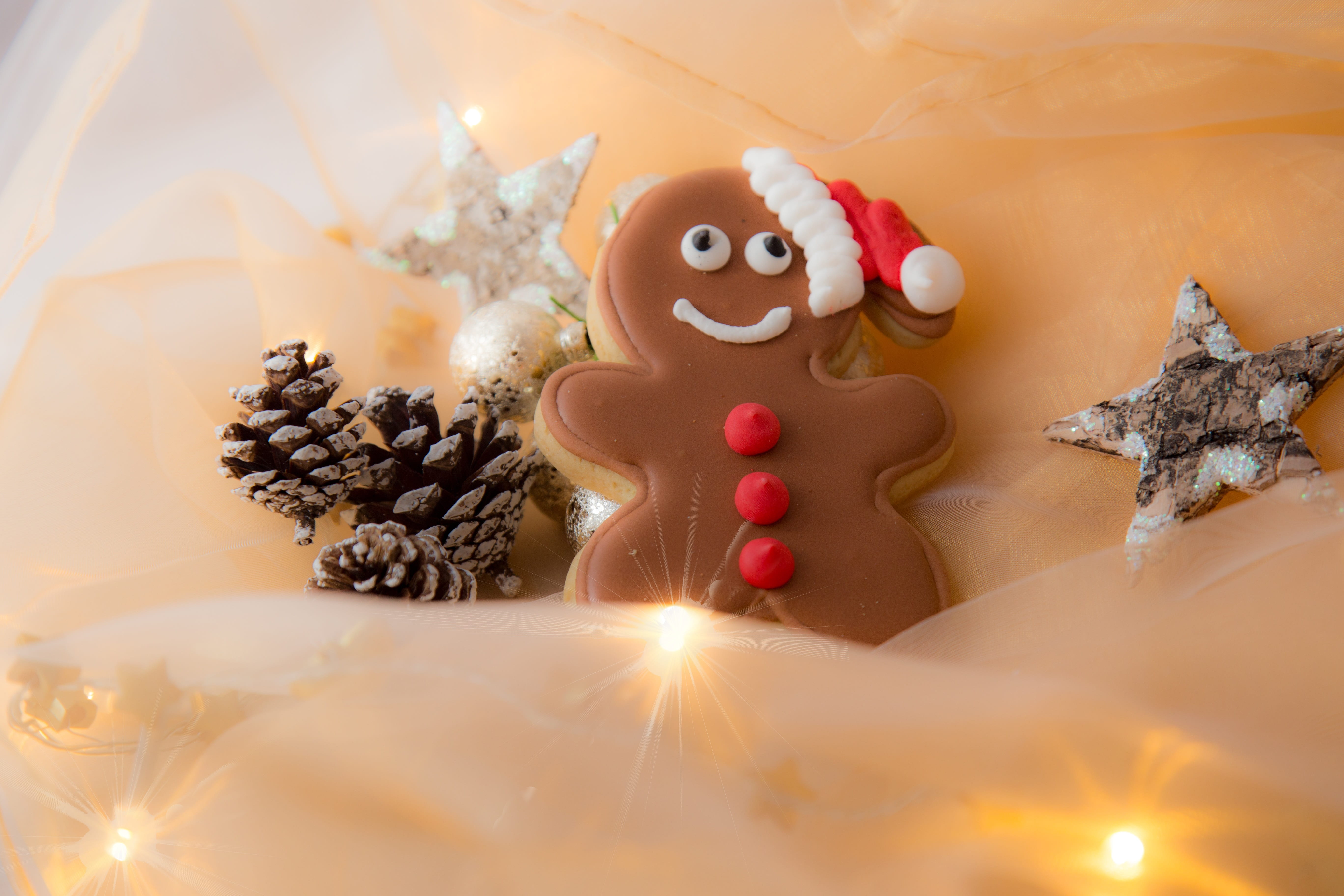 decoration, glittering background, gold, no people, sweet food, illuminated, 5K, food and drink, representation, gingerbread, gingerbread man, wood, holiday - event, HD Wallpaper