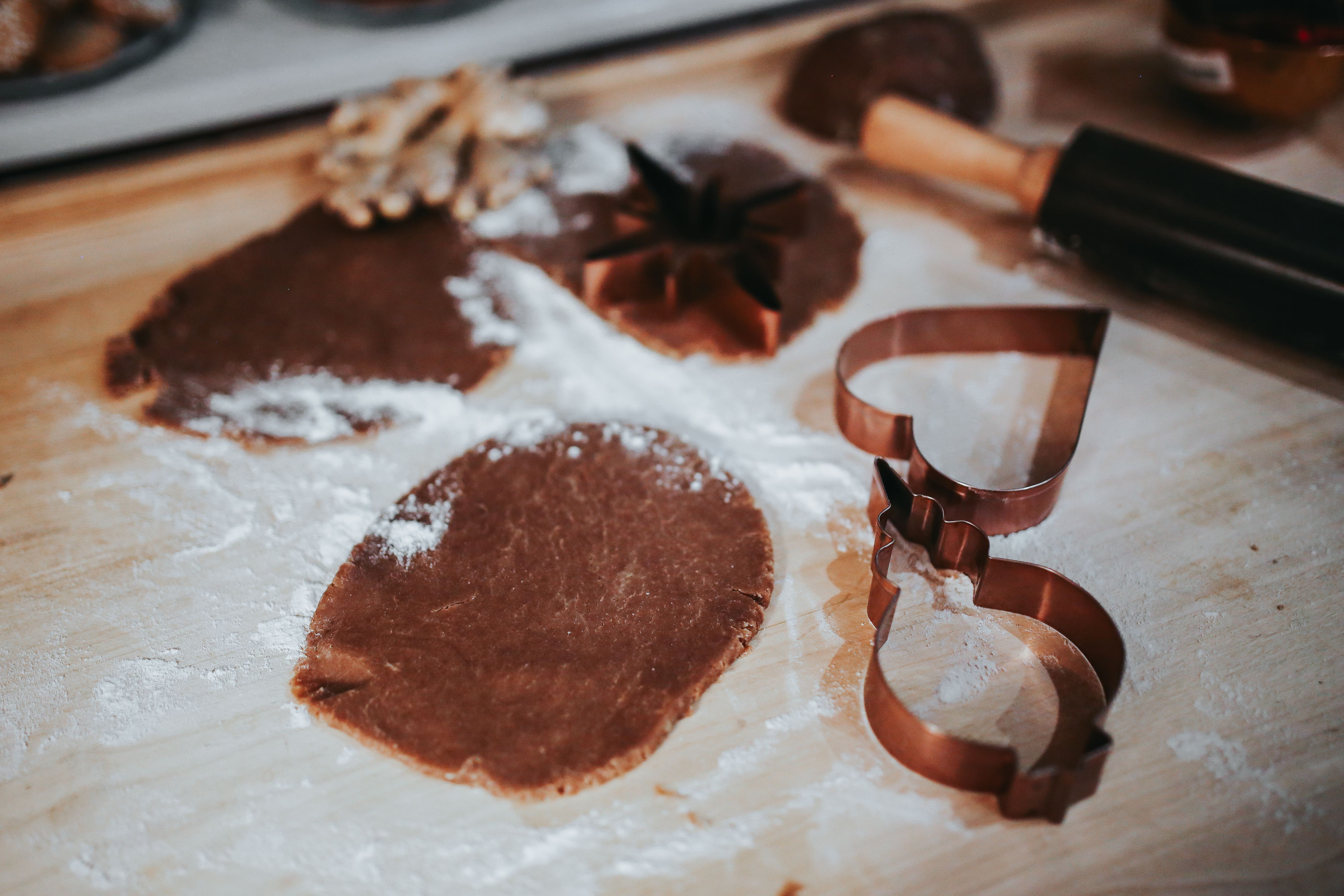 food and drink, kitchen utensil, christmas, xmas, baking, Gingerbread, dessert, chocolate, table, preparation, 5K, Cookies, temptation, cookie, baked, HD Wallpaper