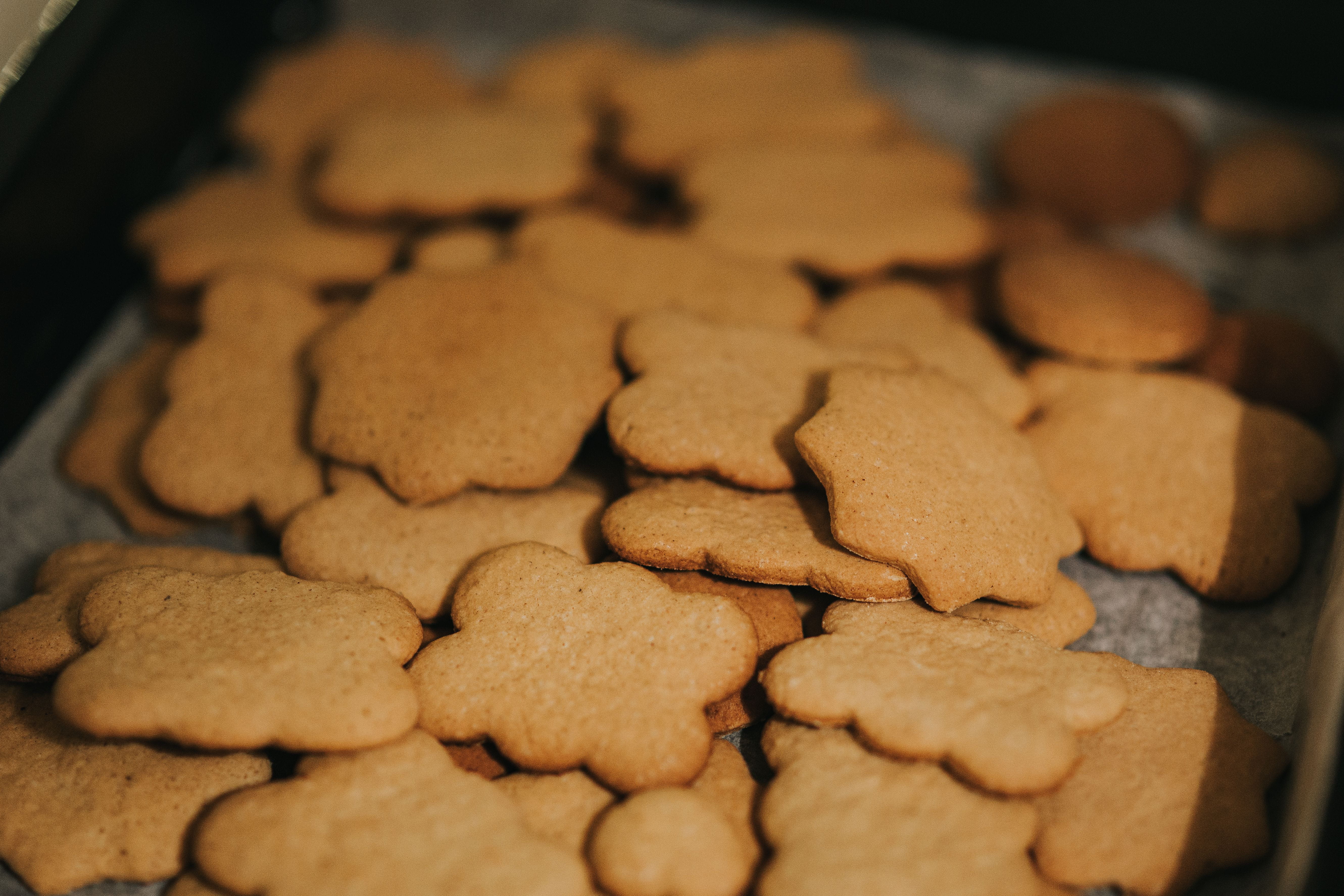 large group of objects, cookies, baking, gingerbread cookie, freshness, tasty, preparation, indoors, food and drink, baking tray, celebration, selective focus, HD Wallpaper