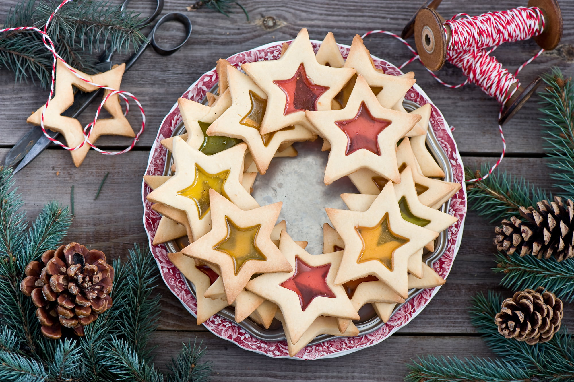 food, tree, celebration, indoors, cultures, holiday, cake, design, gingerbread Cookie, beige, old-fashioned, close-up, snack, star Shape, wooden, brown, HD Wallpaper