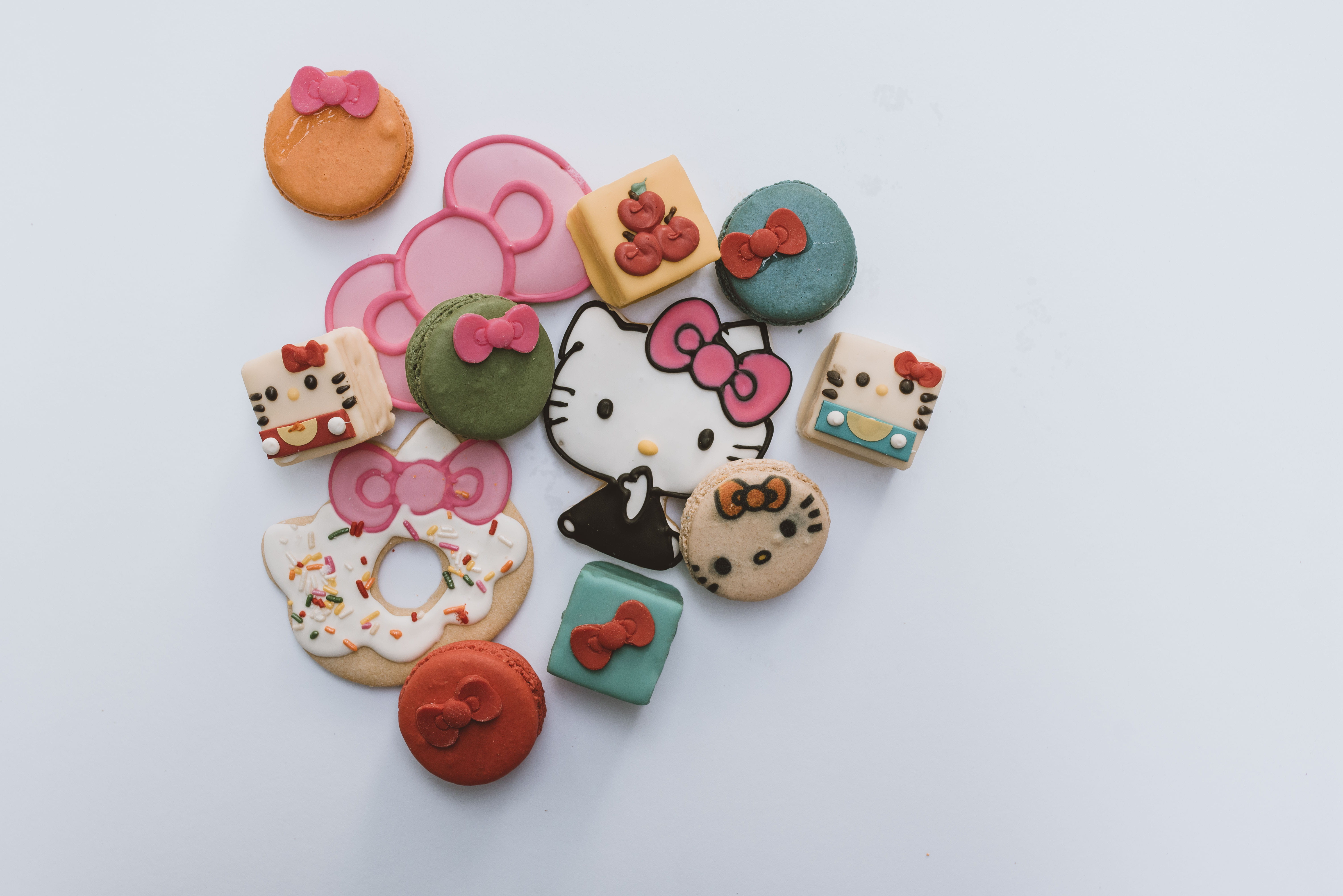 styled, studio shot, kitty, text, high angle view, creativity, gingerbread, pittsburgh, still life, dessert, ornament, brooch, directly above, heart shape, HD Wallpaper