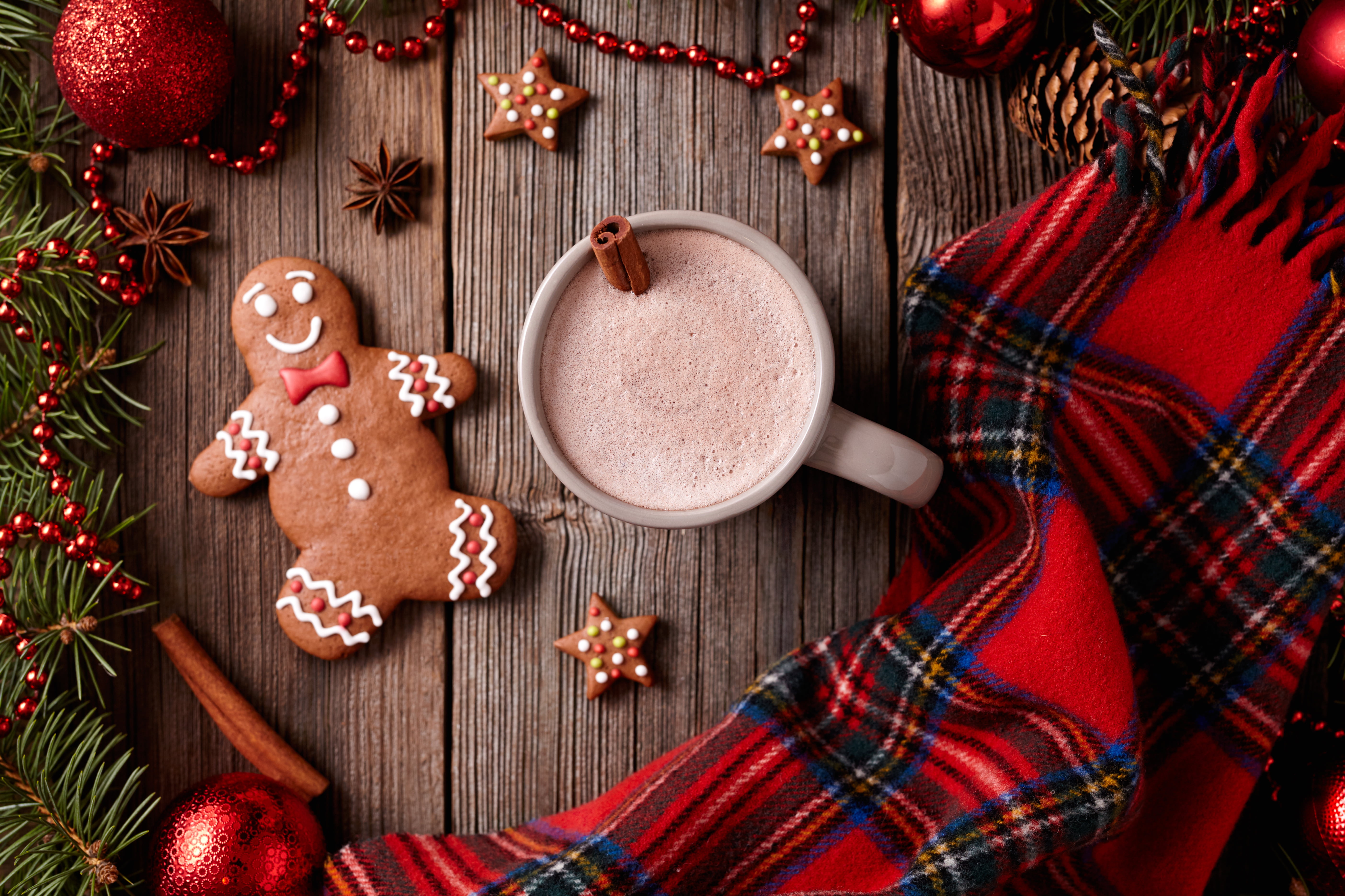 Merry, red, New Year, sweet, coffee - Drink, cakes, white, gingerbread Cookie, wood - Material, cultures, icing, tree, cup, backgrounds, brown, cocoa, gingerbread, HD Wallpaper