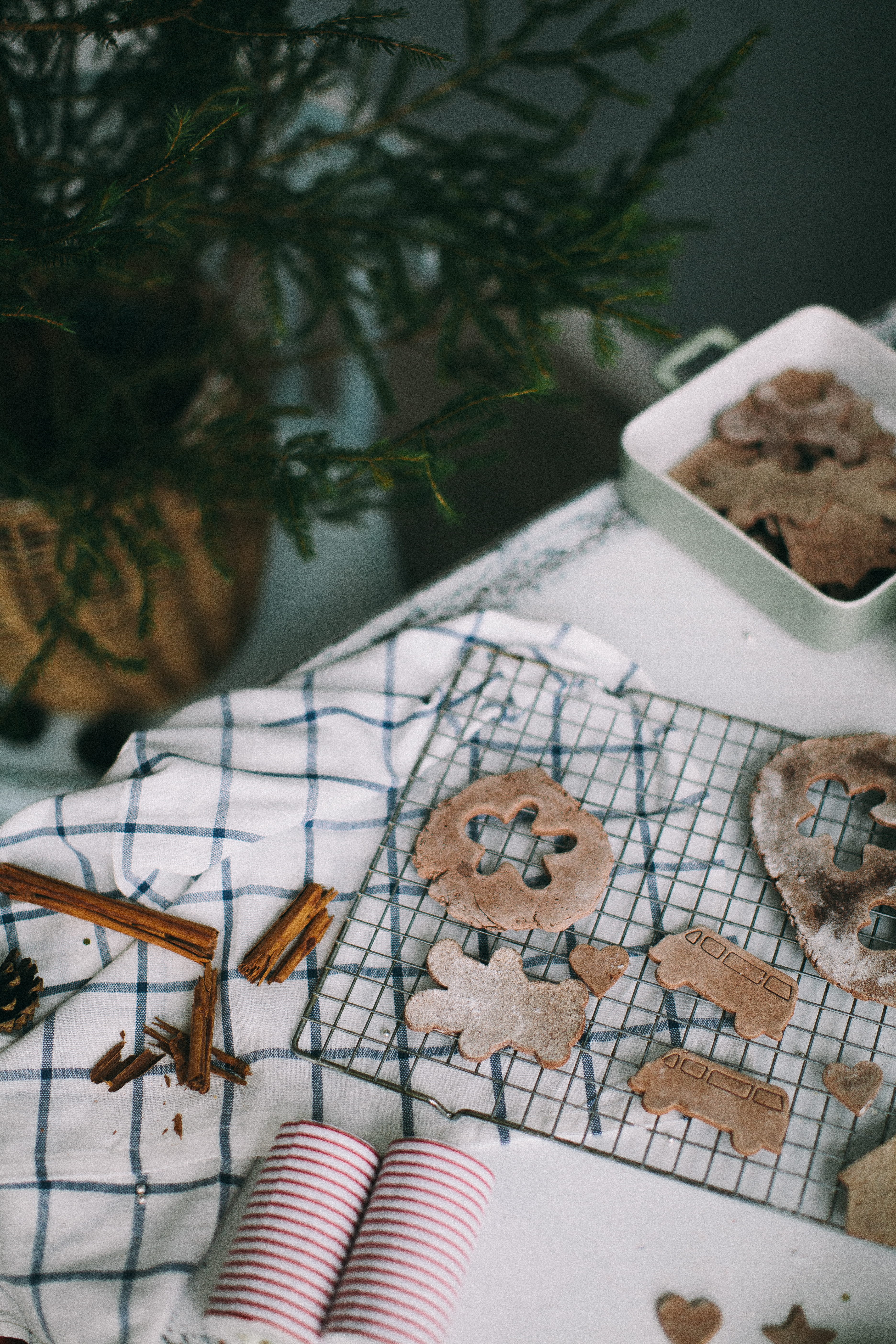 christmas ornament, 5K, christmas tree, food and drink, pastry, focus on foreground, still life, high angle view, tree, man, table, temptation, food, cookie, Phone HD Wallpaper