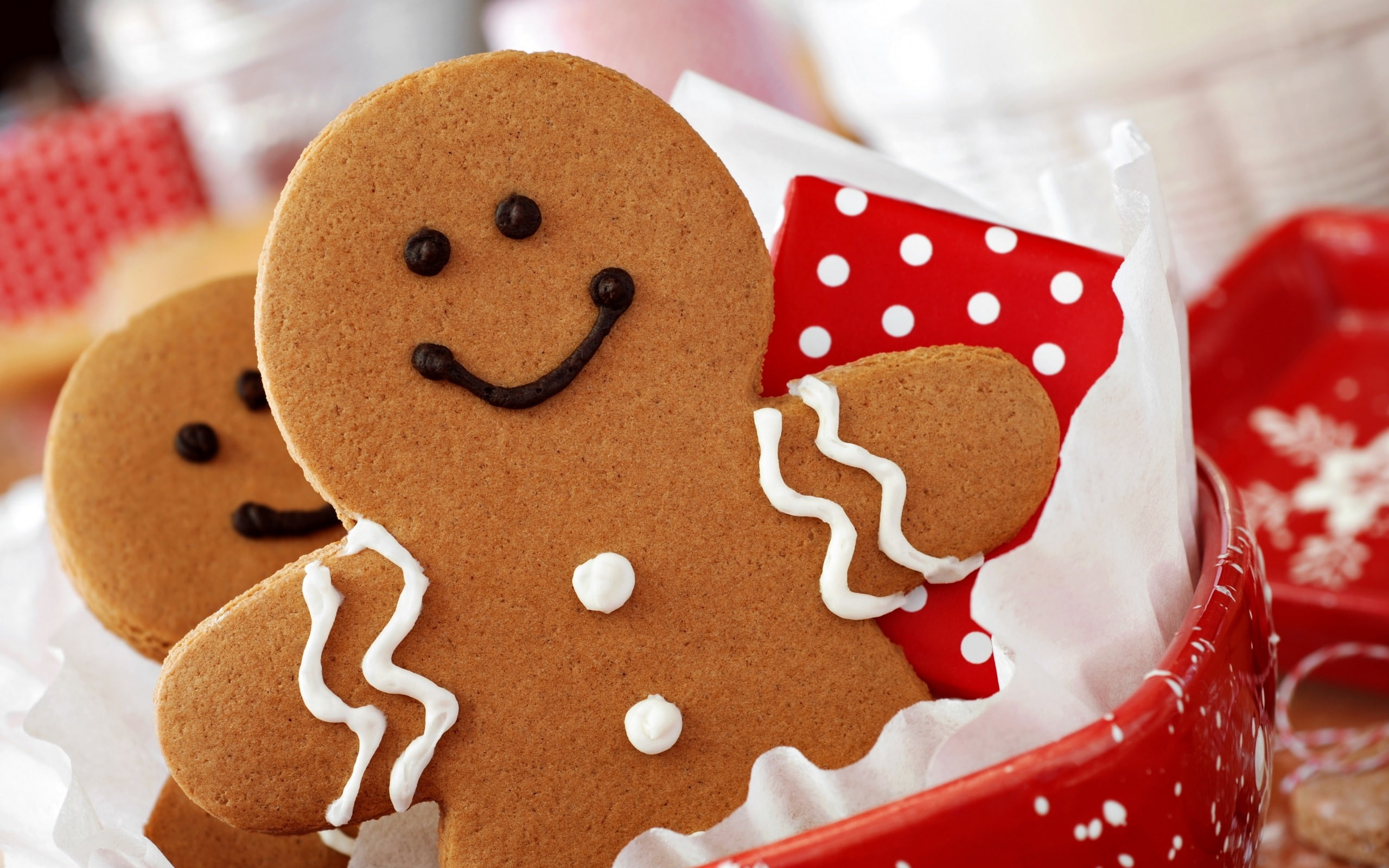 baked, representation, holiday, food and drink, indoors, gingerbread man, human representation, merry, 2K, gingerbread, indulgence, sweet food, temptation, HD Wallpaper
