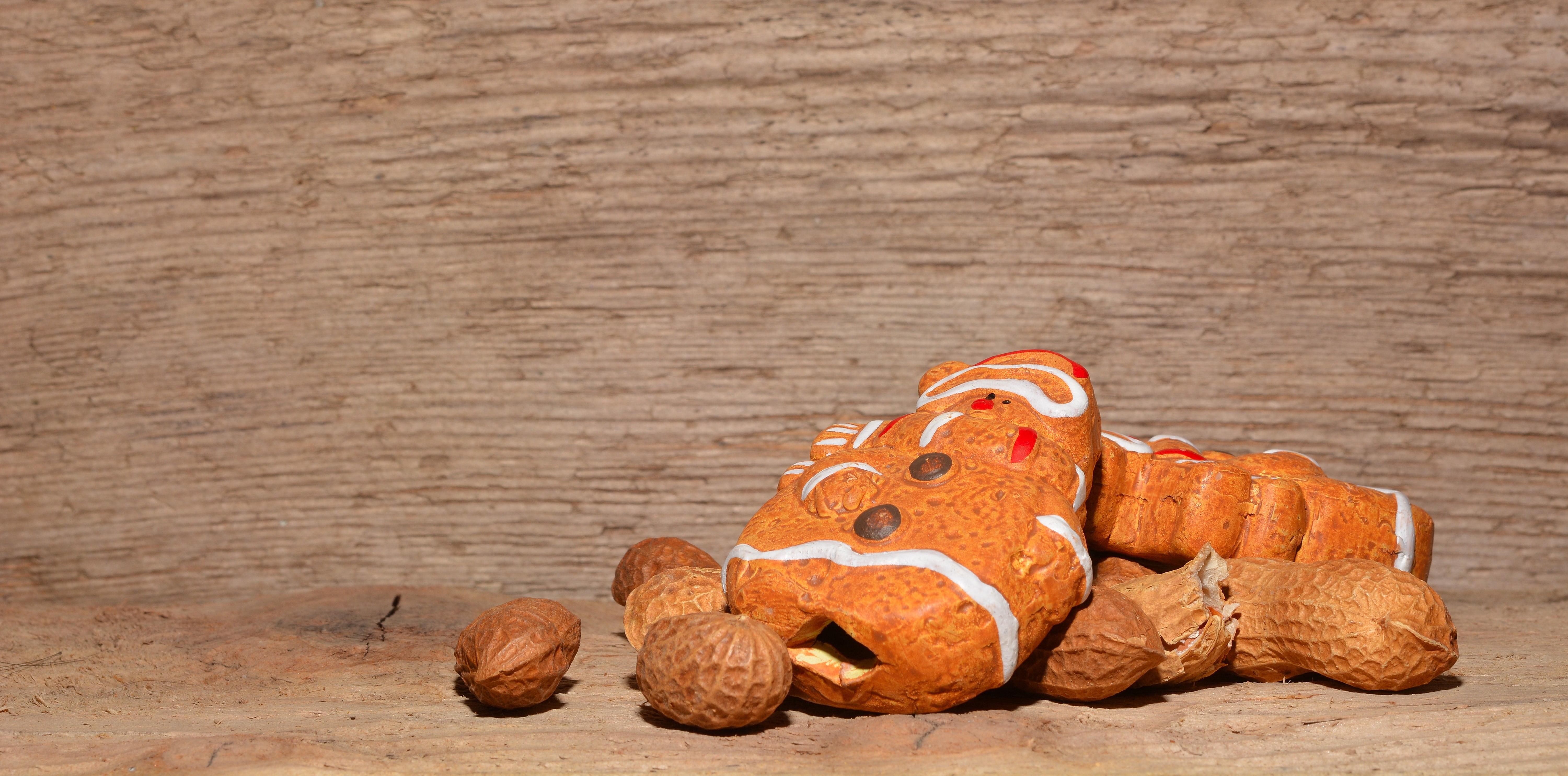 table, copy space, wood - material, brown, freshness, males, fell down, background, 5K, still life, gingerbread man, animal representation, baked, peanuts, HD Wallpaper
