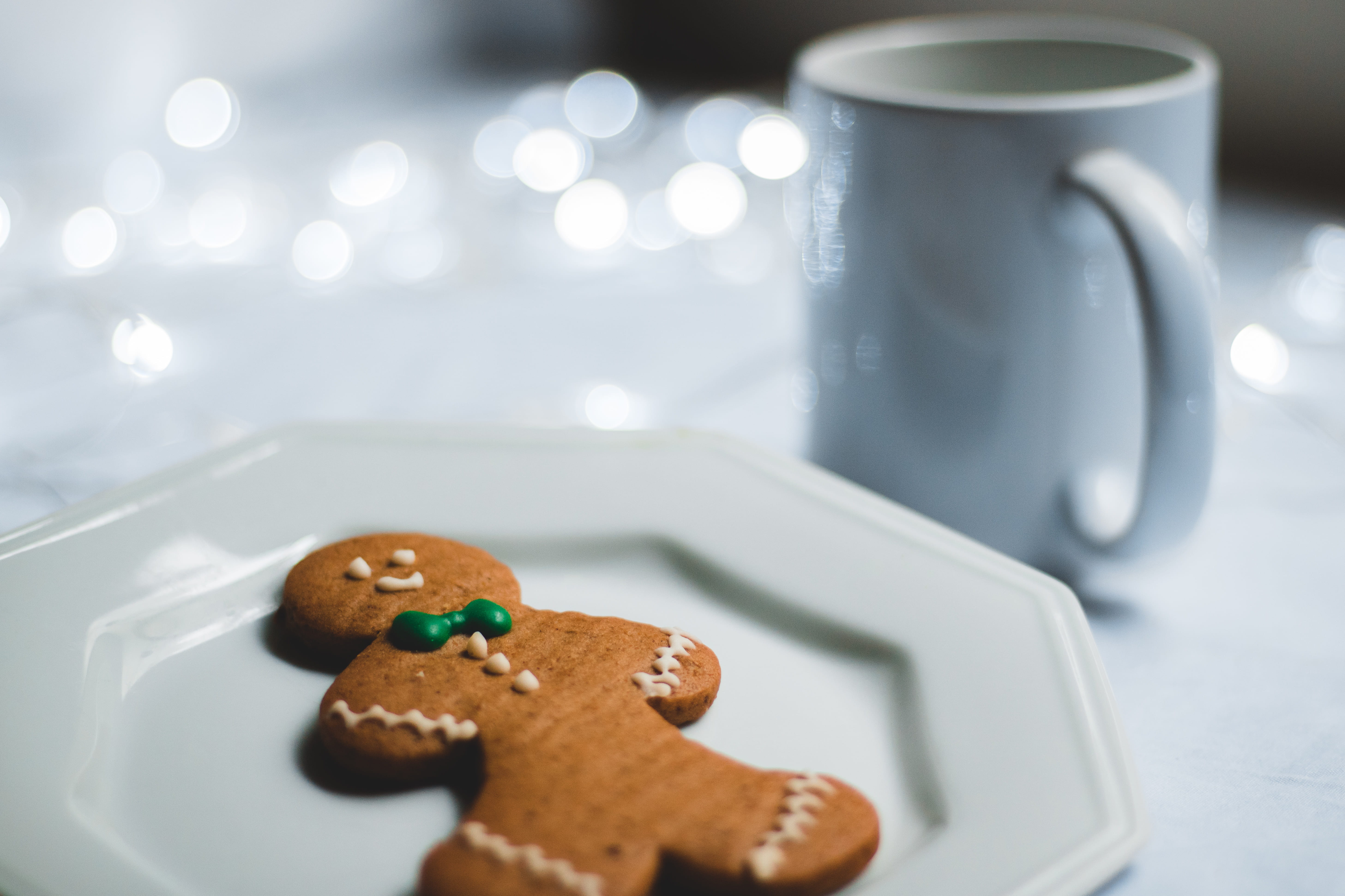 christmas, no people, dessert, freshness, 5K, selective focus, gingerbread cookie, depth of field, mug, temptation, focus on foreground, food, gingerbread man, HD Wallpaper