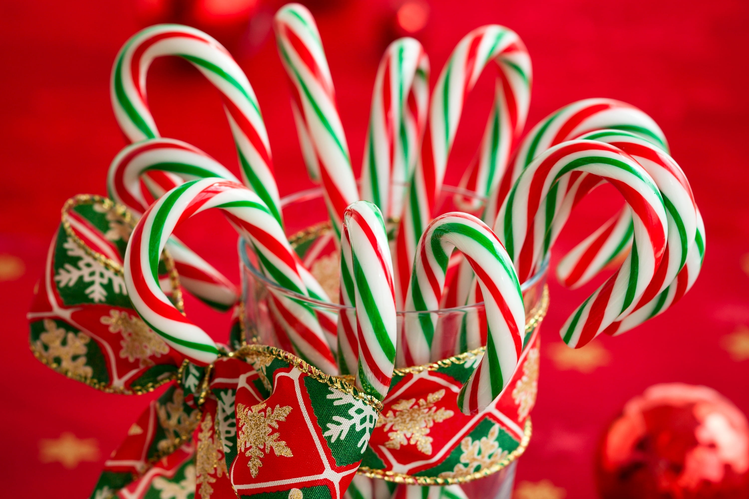 multi Colored, striped, colors, red, indoors, food, studio shot, traditional Festival, canes, pattern, green, Christmas, candy, cultures, sweets, sweet, HD Wallpaper