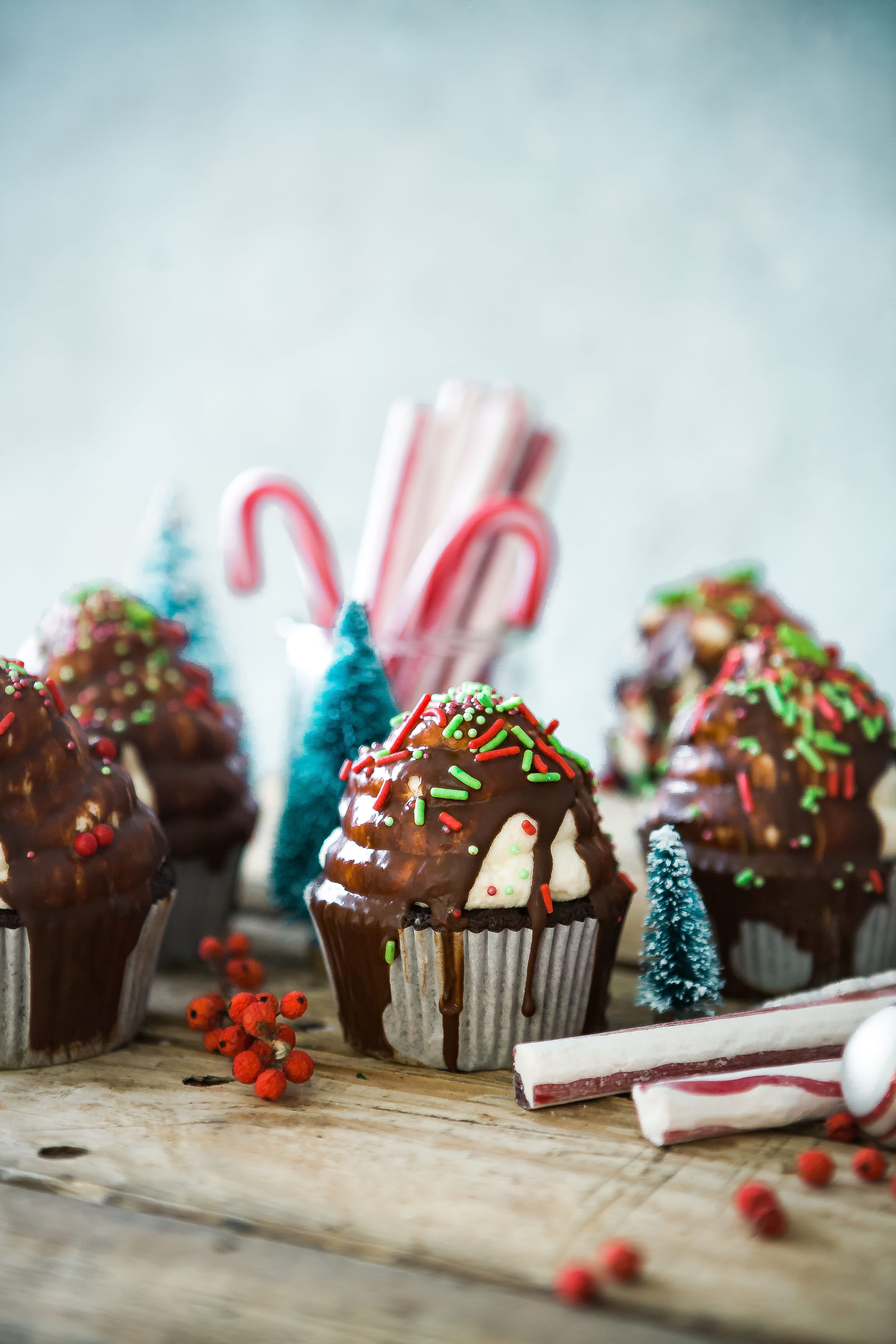 sweet, baked, christmas ornament, green, chocolate, food, cupcake, indoors, indulgence, tilt, dessert, 5K, no people, cookie, candy cane, cupcakes, icing, Phone HD Wallpaper