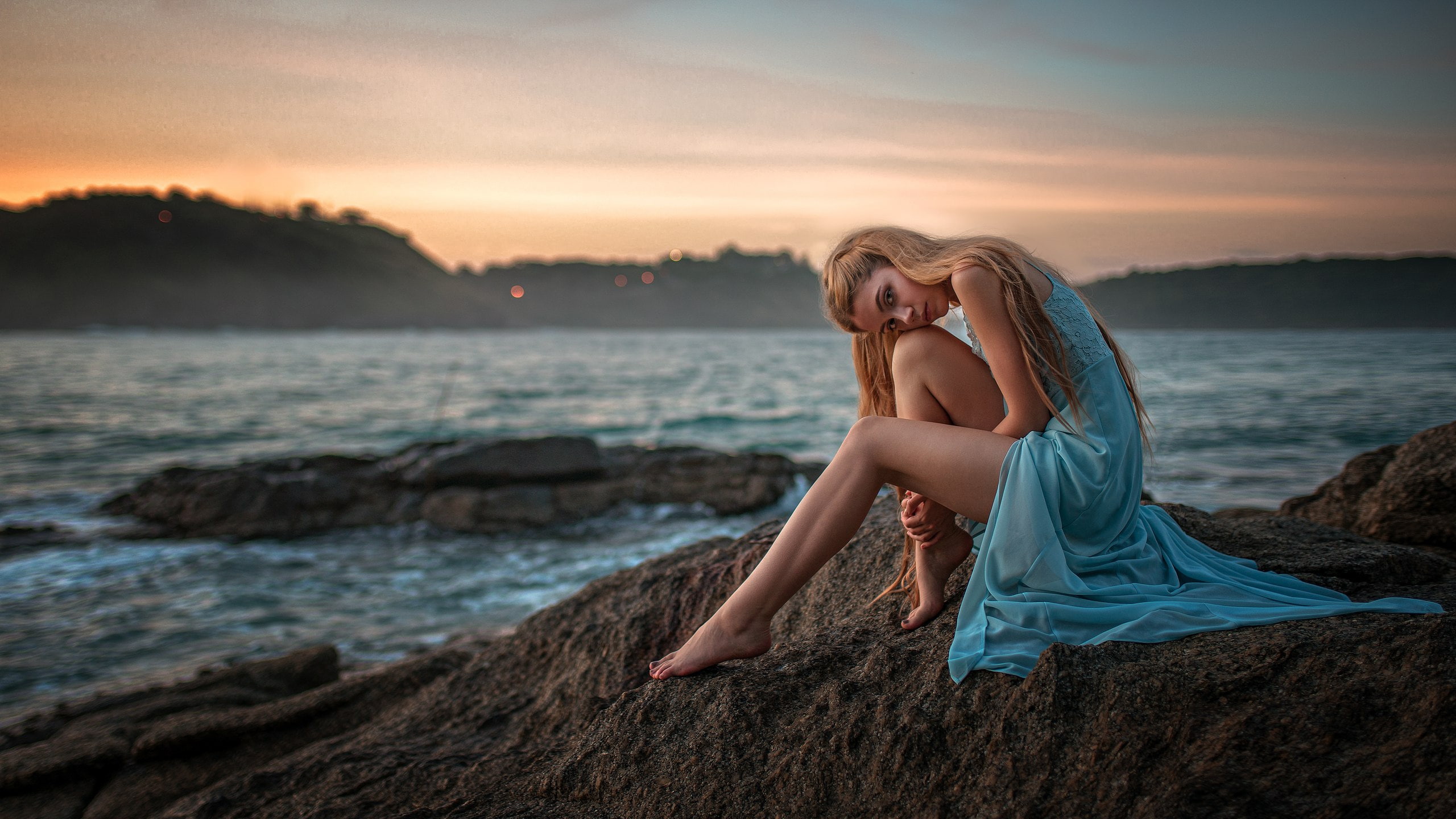 s, adult, solid, positive emotion, sunset, look, beautiful woman, rock - object, 2K, land, sky, emotion, model, beach, water, women, sea, blond hair, Yuri Lyamin, HD Wallpaper