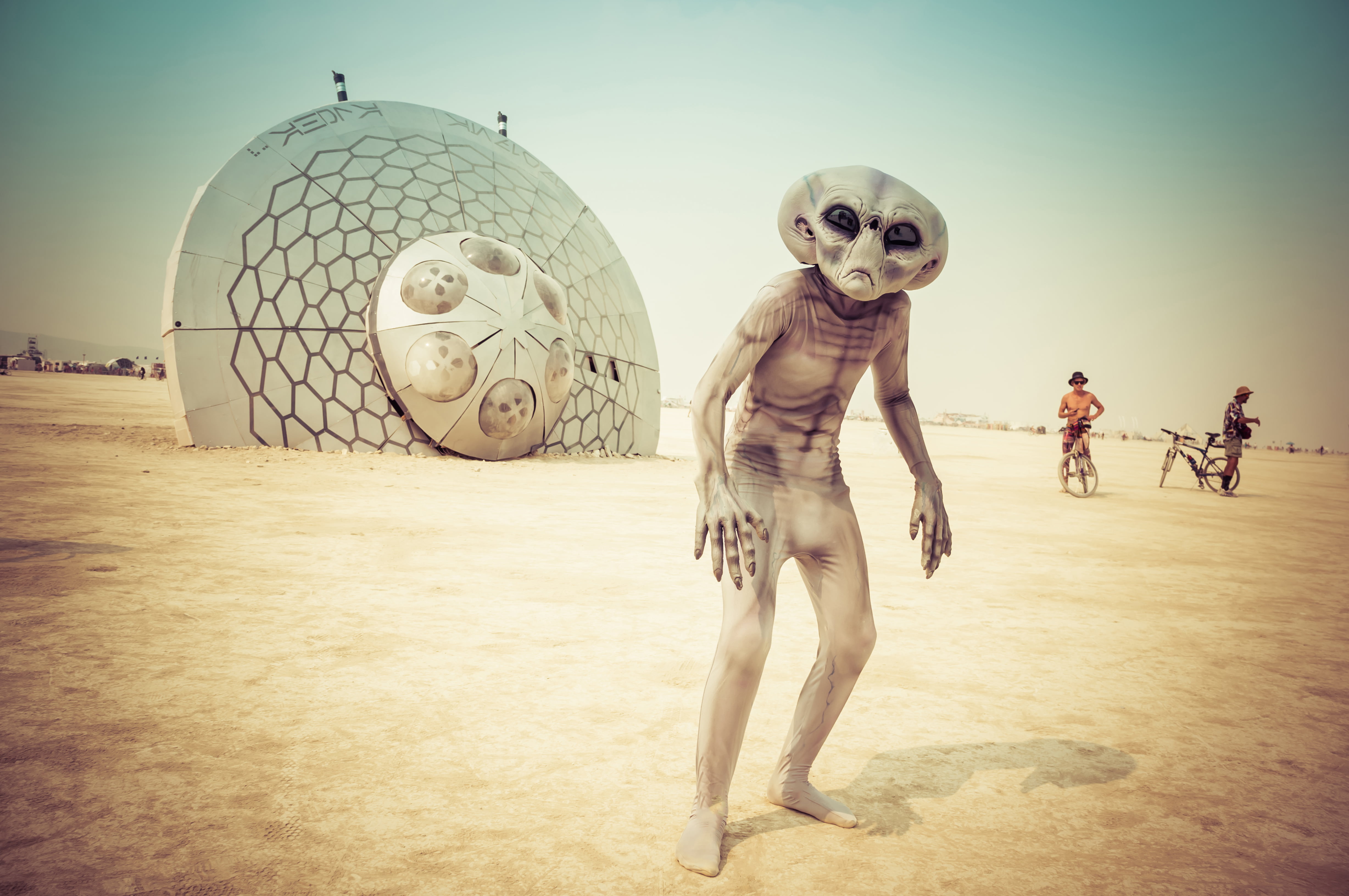 incidental people, 4K, usa, shape, nevada, burning man, creativity, real people, representation, sky, people, land, clothing, day, black rock, fun, ball, HD Wallpaper