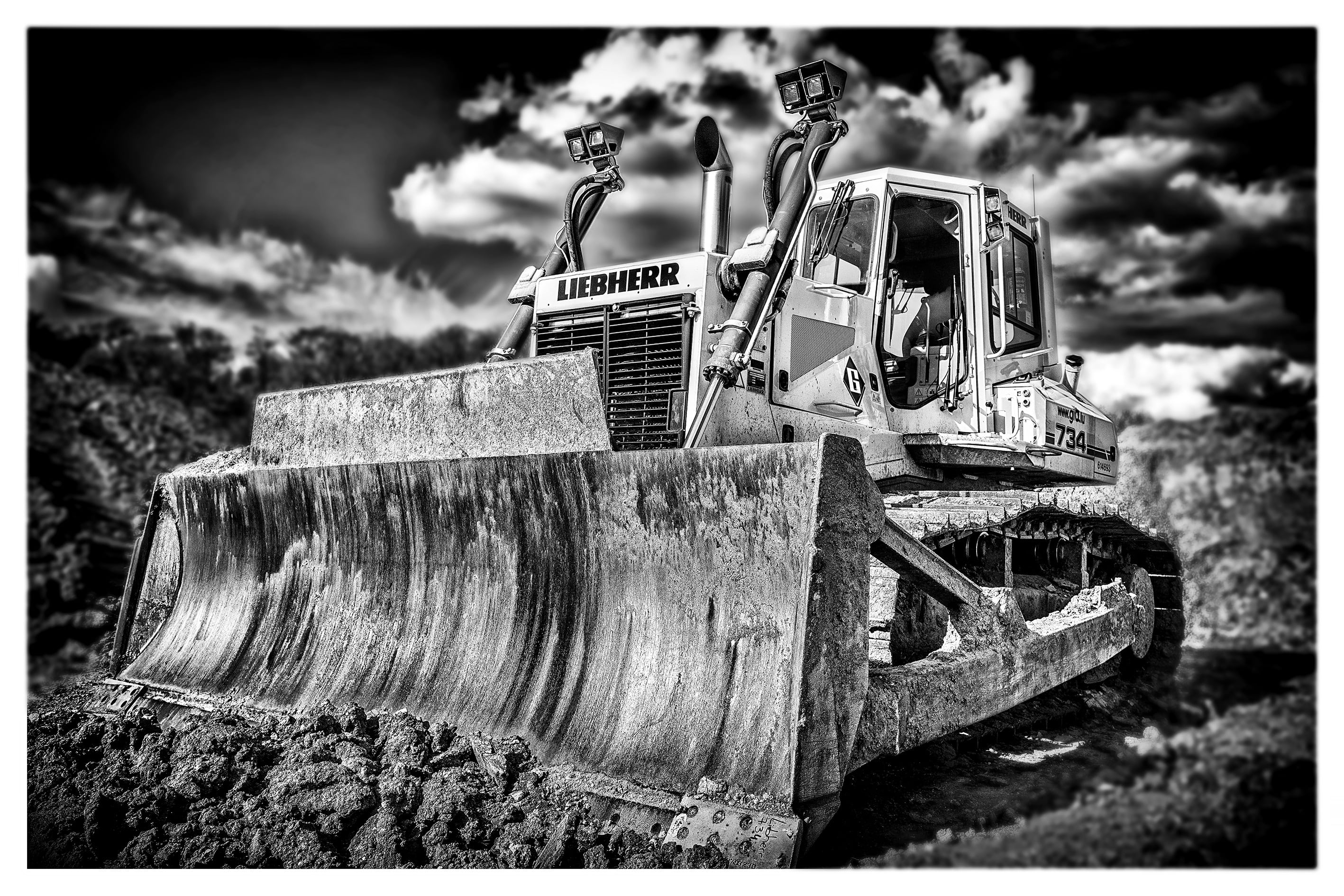 focus on foreground, damaged, no people, nature, transportation, close-up, field, 2K, chain caterpillar, outdoors, oil pump, the past, old, day, vehicles, HD Wallpaper