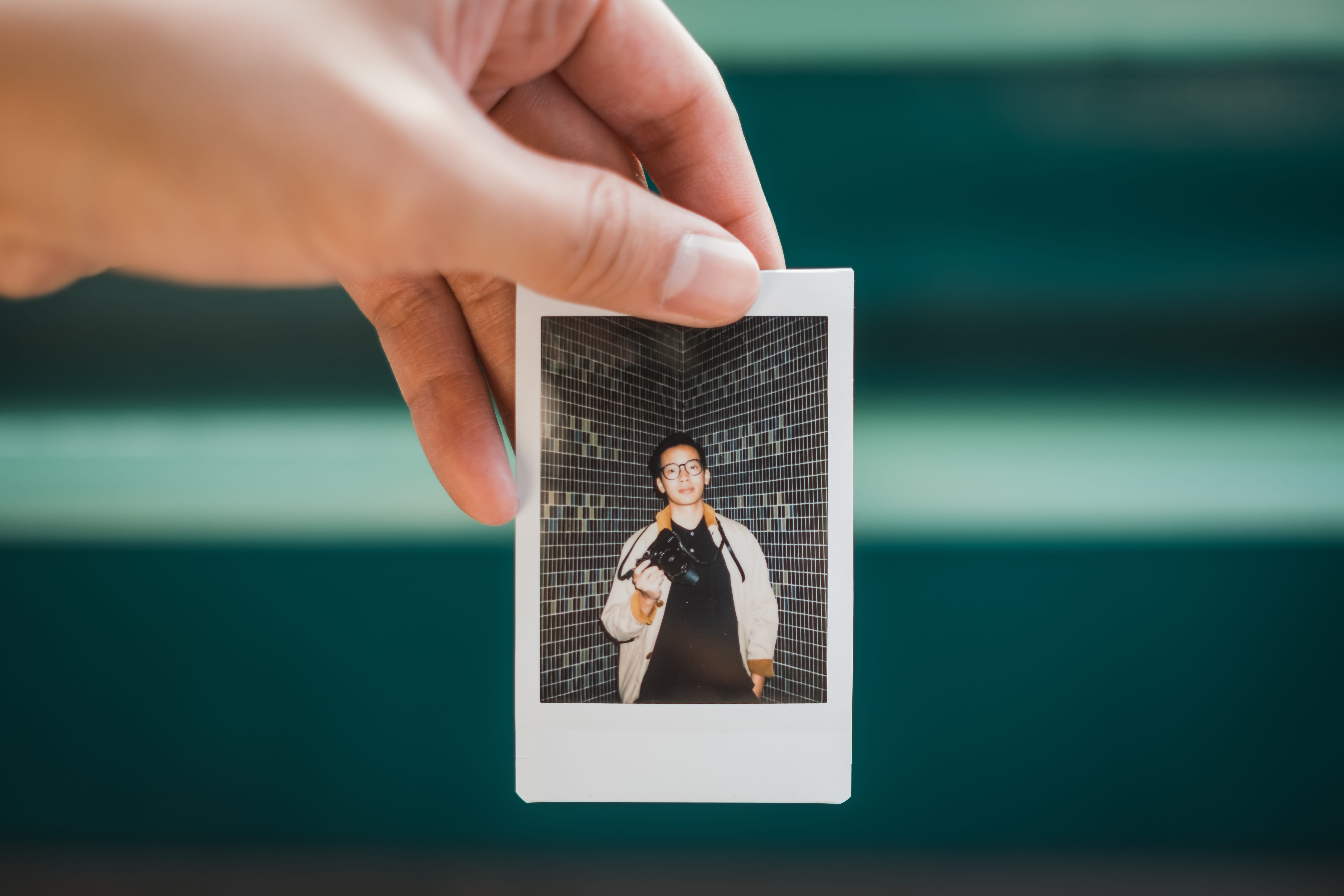 day, cell phone, video gaming, human body part, jewelry, human hand, skin, flyer, advertisement, sea, man, front view, communication, finger, mid adult, HD Wallpaper