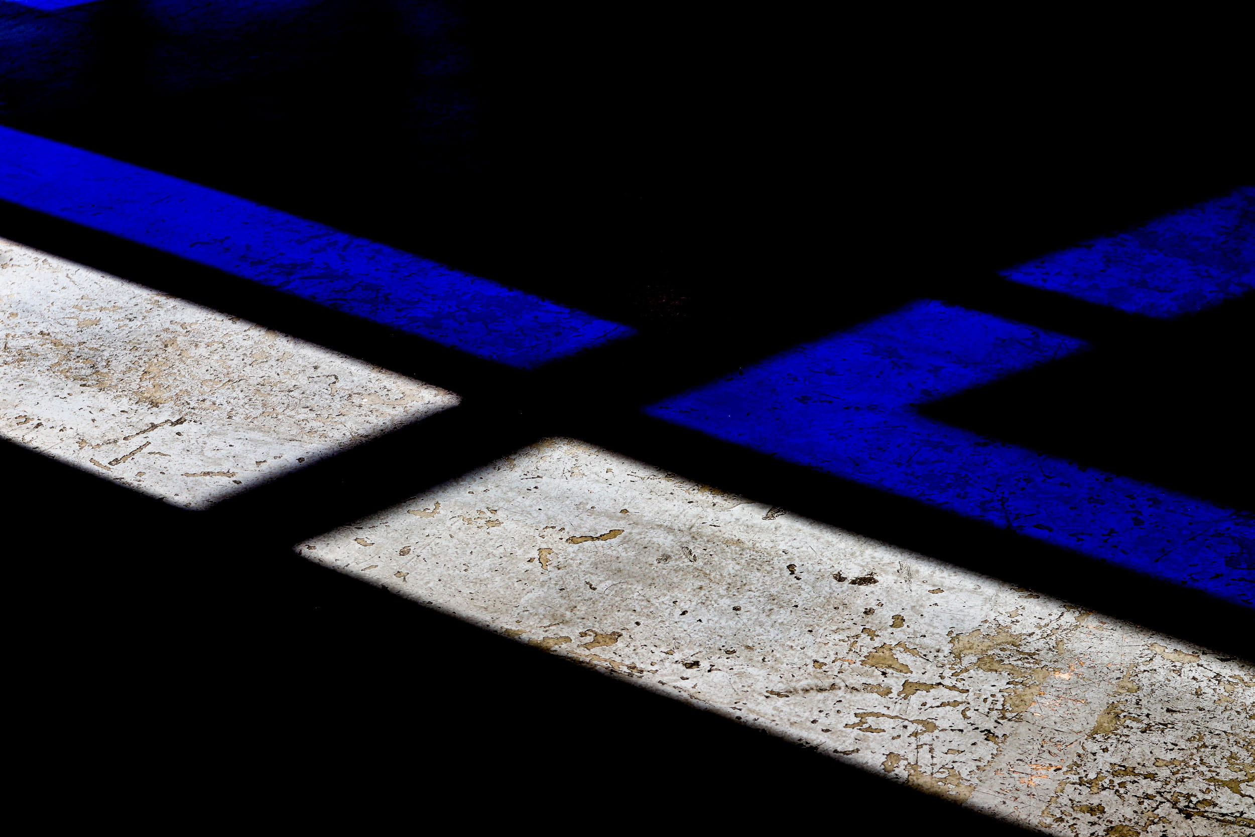 light, geometric shape, black, minimal, architecture, abstract, color, dark, nature, design, high angle view, textured, indoors, steps and staircases, pattern, HD Wallpaper
