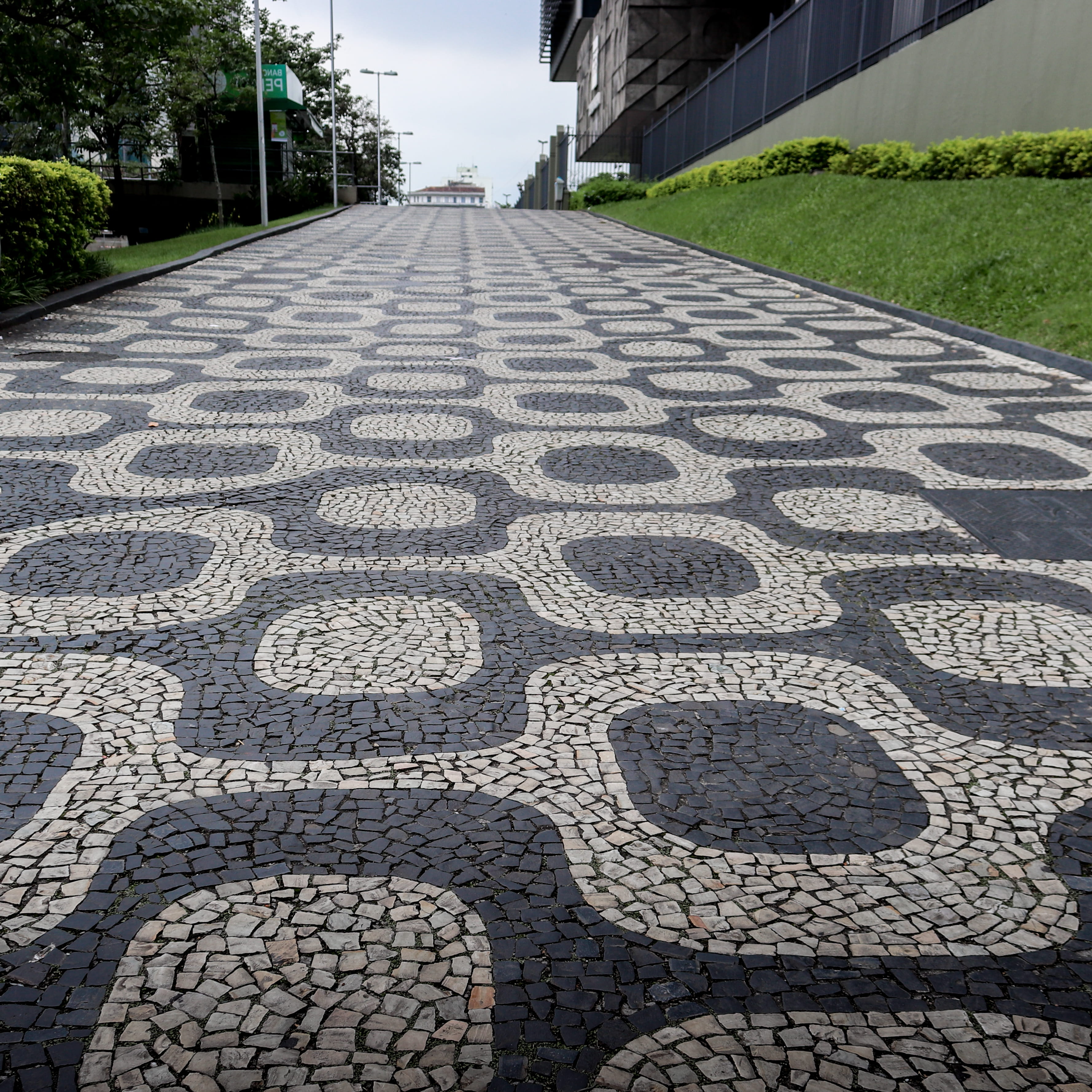 diminishing perspective, caminata, pieces, 2K, walkway, nature, pieso, sky, paving stone, angle, bold, tiles, built structure, outdoors, street, janeiro, Phone HD Wallpaper