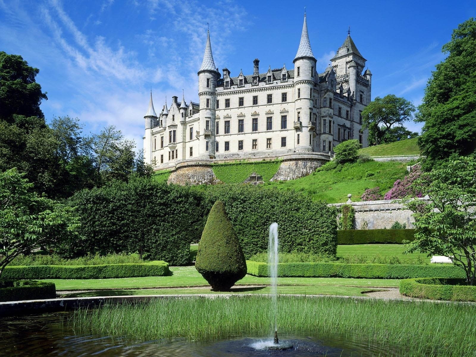 Fountain, no people, 720P, building, mansion, Lawn, formal garden, Castles, hedge, outdoors, Dunrobin Castle, the past, built structure, sky, Grass, plant, HD Wallpaper