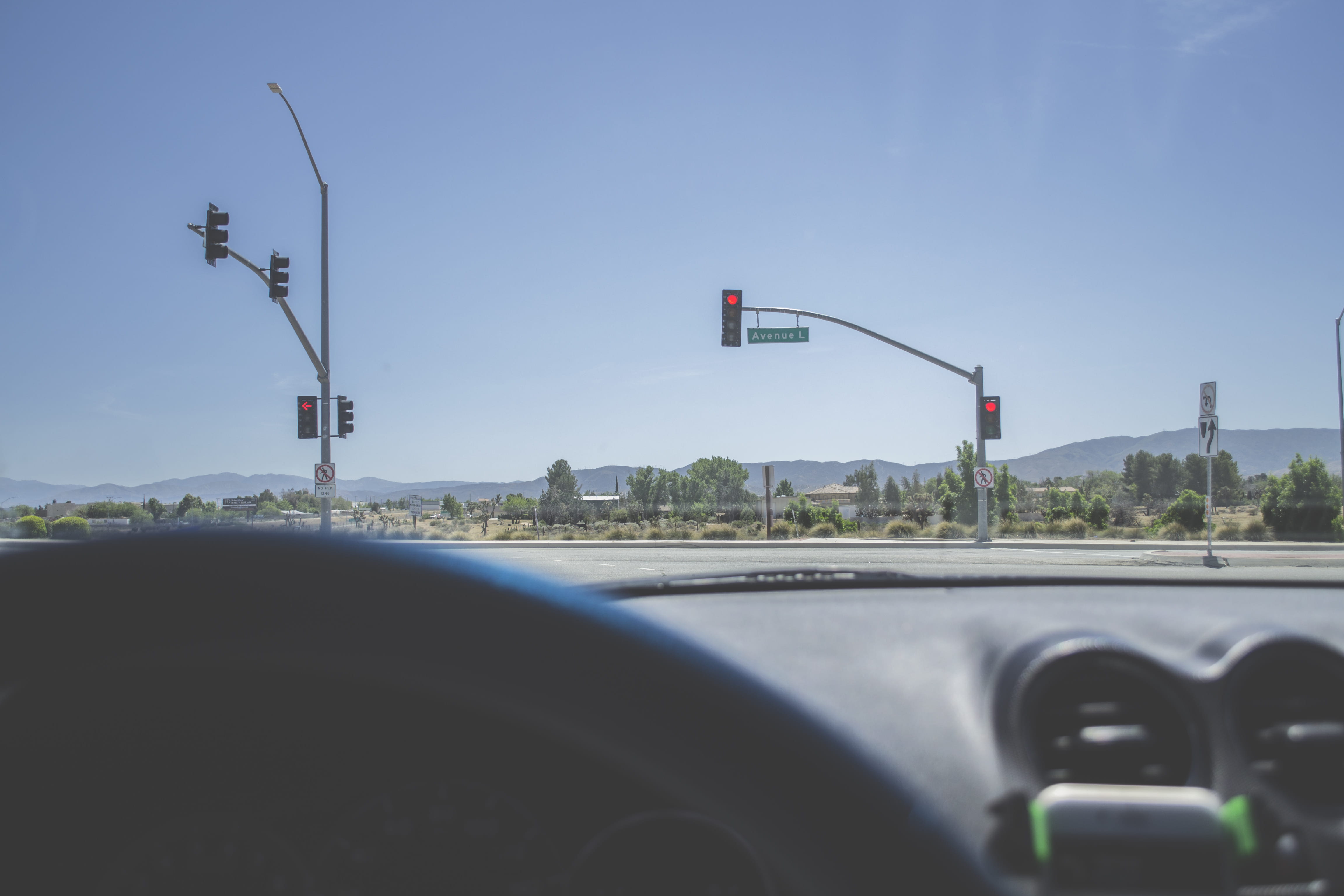 windshield, mode of transportation, light, land vehicle, los angeles, valley, waiting, transparent, clear sky, sky, no people, street, trees, car, focus on background, HD Wallpaper