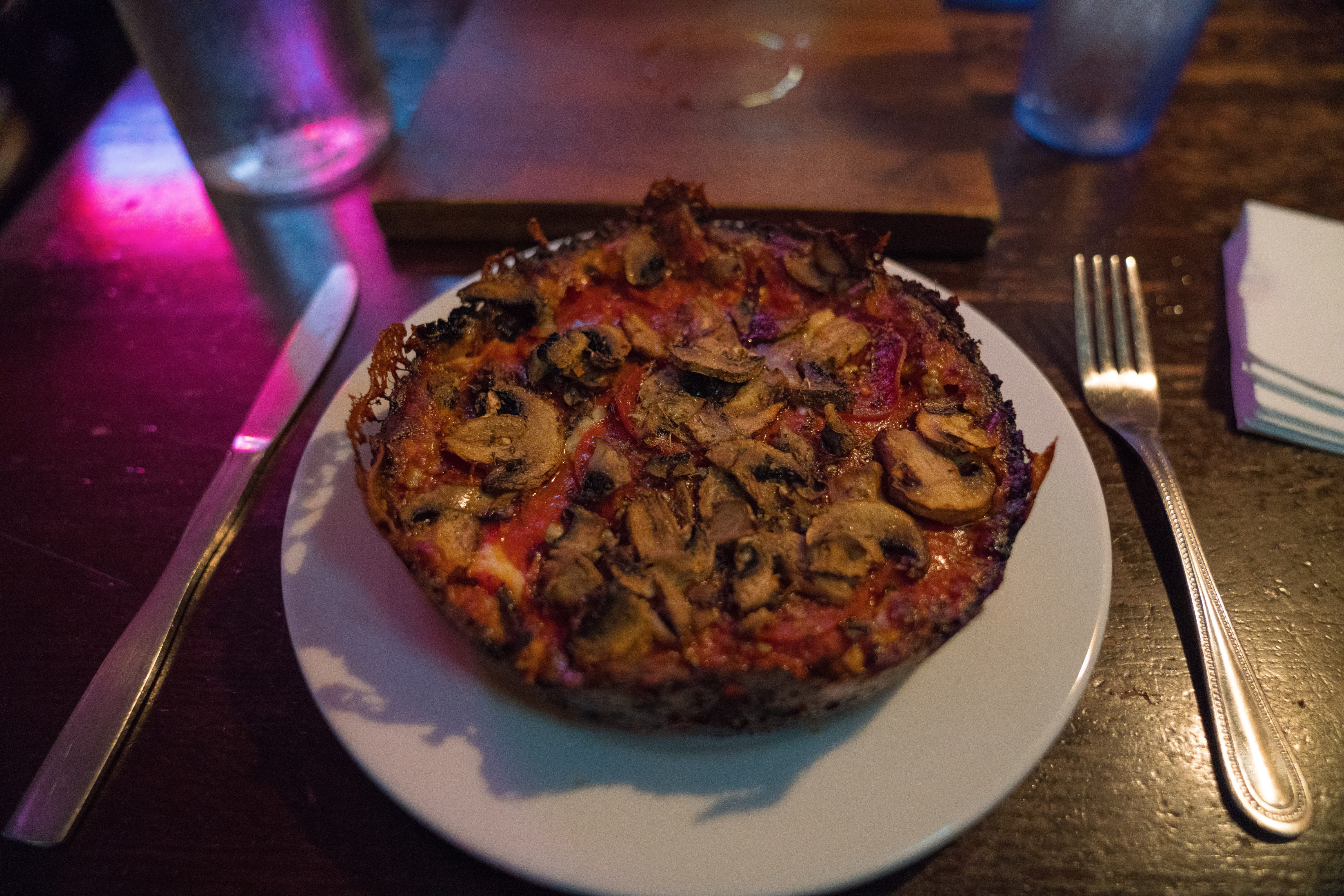 selective focus, pizza, close-up, food, eating utensil, indoors, united states, tray, mushroom, food and drink, plate, deep dish, still life, temptation, HD Wallpaper