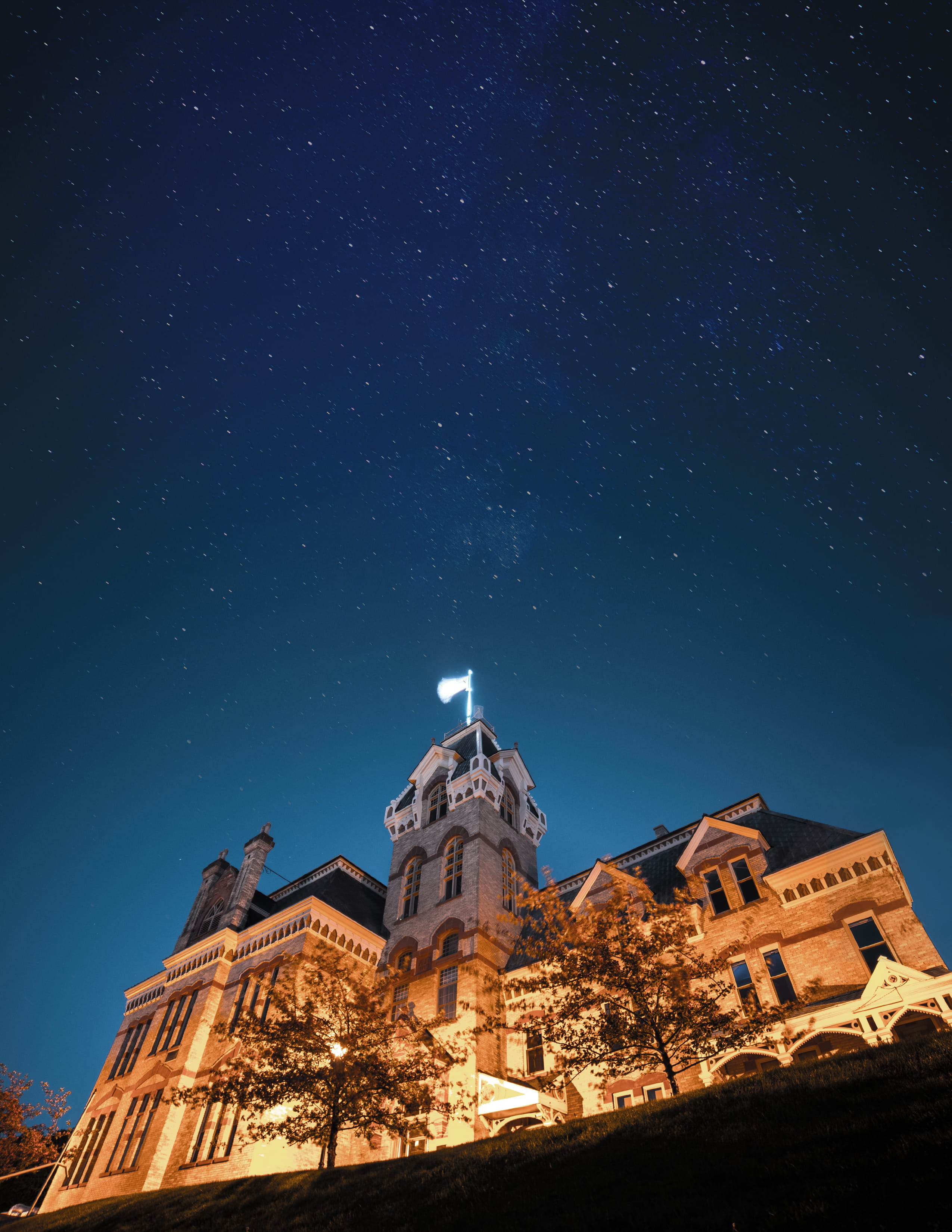 built structure, blue, space, united states, stars, architecture, place of worship, milky way, low angle view, houghton county courthouse historical marker, Phone HD Wallpaper