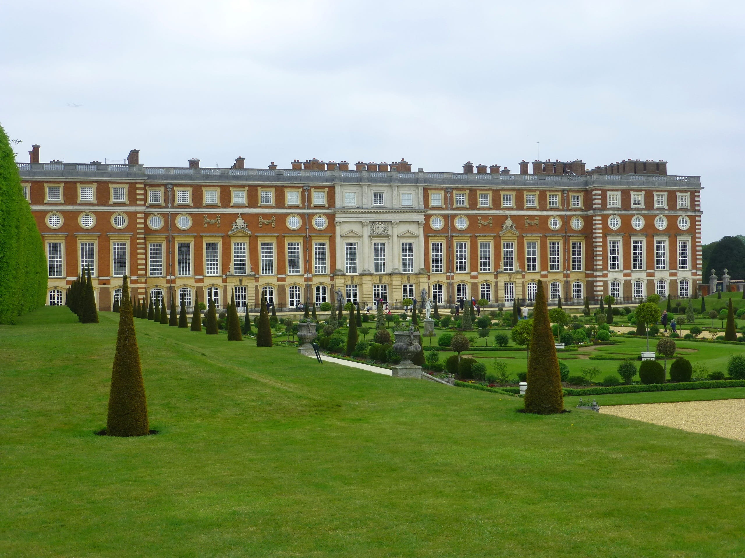 house, 2K, lawn, england, ornamental garden, tudor, nature, day, palace, ancient, english, viii, henry, british, london, uk, renaissance, britain, built structure, HD Wallpaper