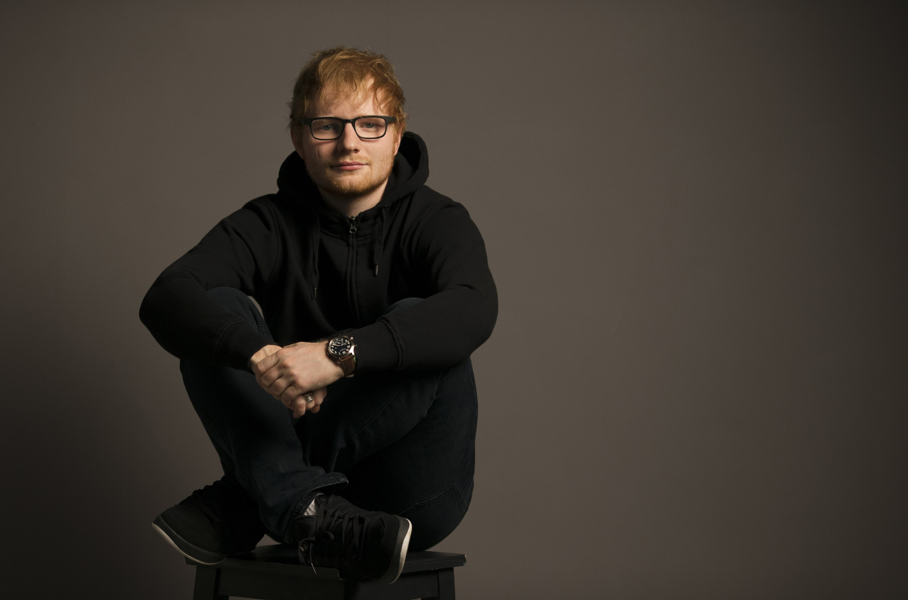 looking at camera, contemplation, glasses, fashion, men, casual clothing, three quarter length, eyeglasses, adult, 4K, black background, indoors, studio shot, HD Wallpaper