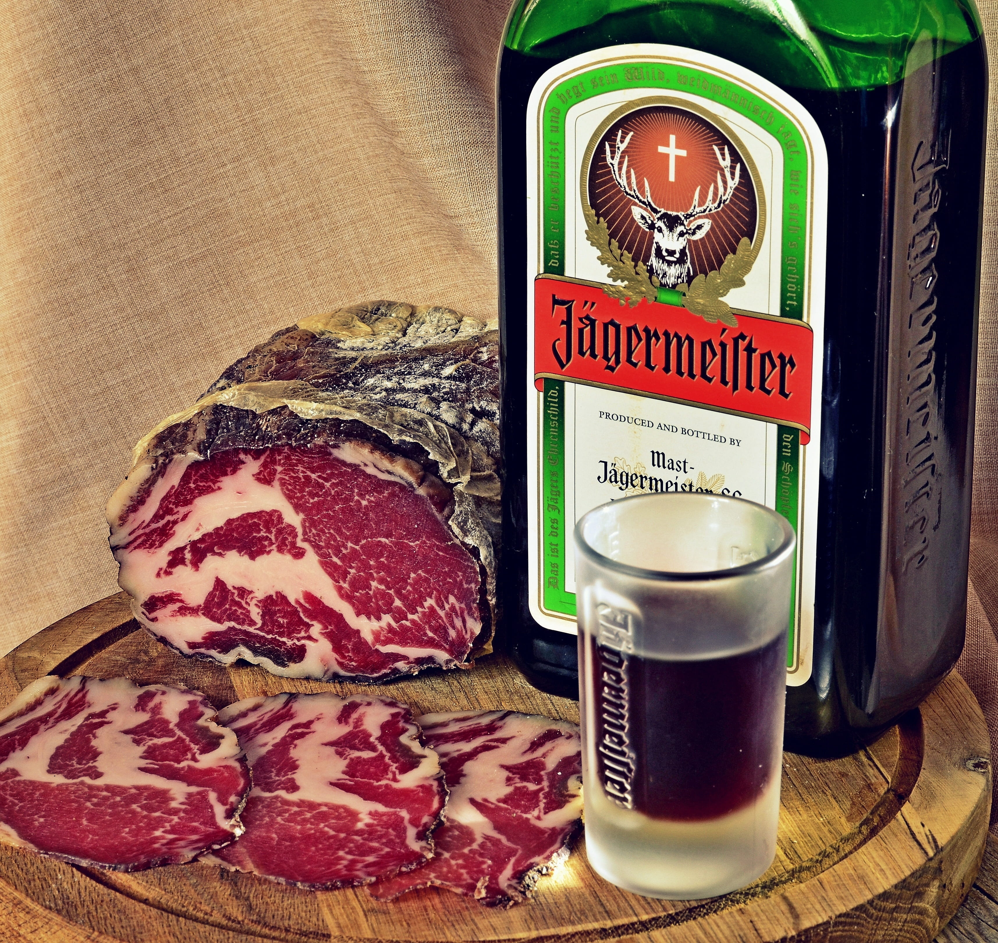 delicacy, meat, processed meat, beef, jägermeister, glass, food, text, bottle, indoors, pork, 2K, restaurant, table, drinking, no people, close-up, cappicola, HD Wallpaper
