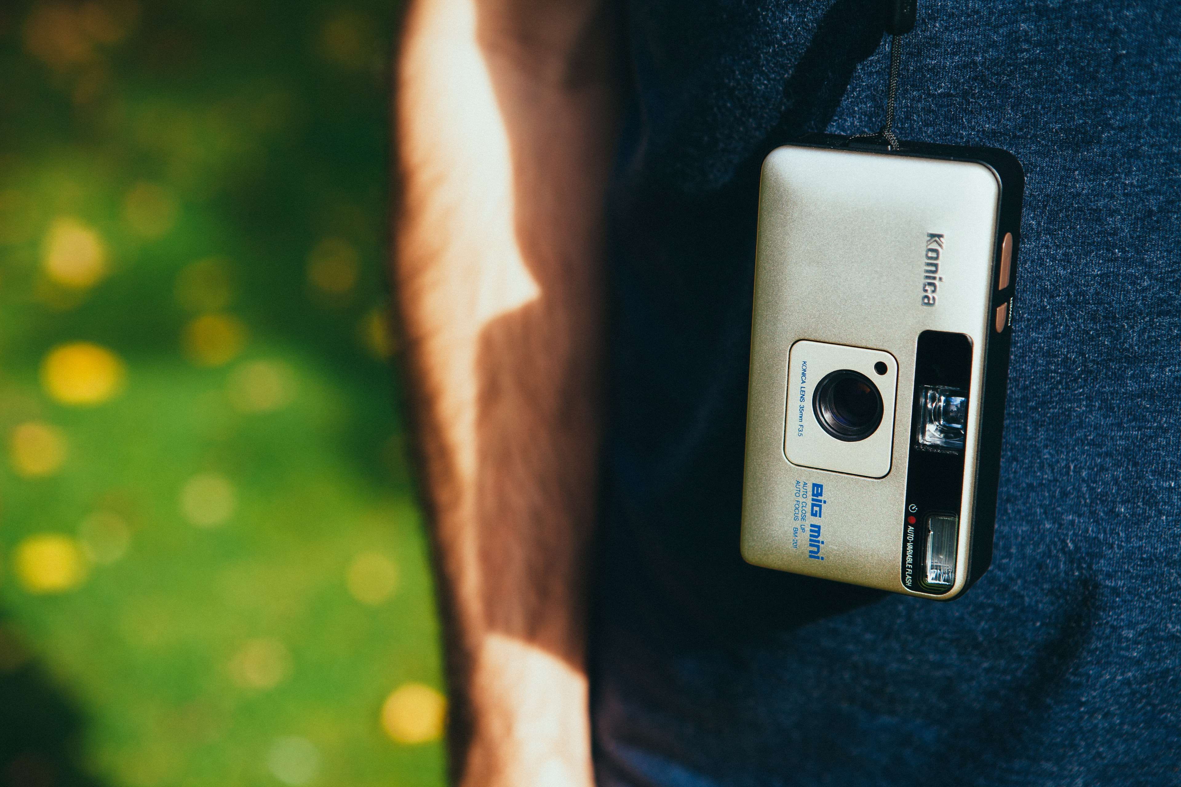 big mini, one person, person, close-up, camera - photographic equipment, human body part, amateur, wireless technology, analog camera, photography themes, HD Wallpaper