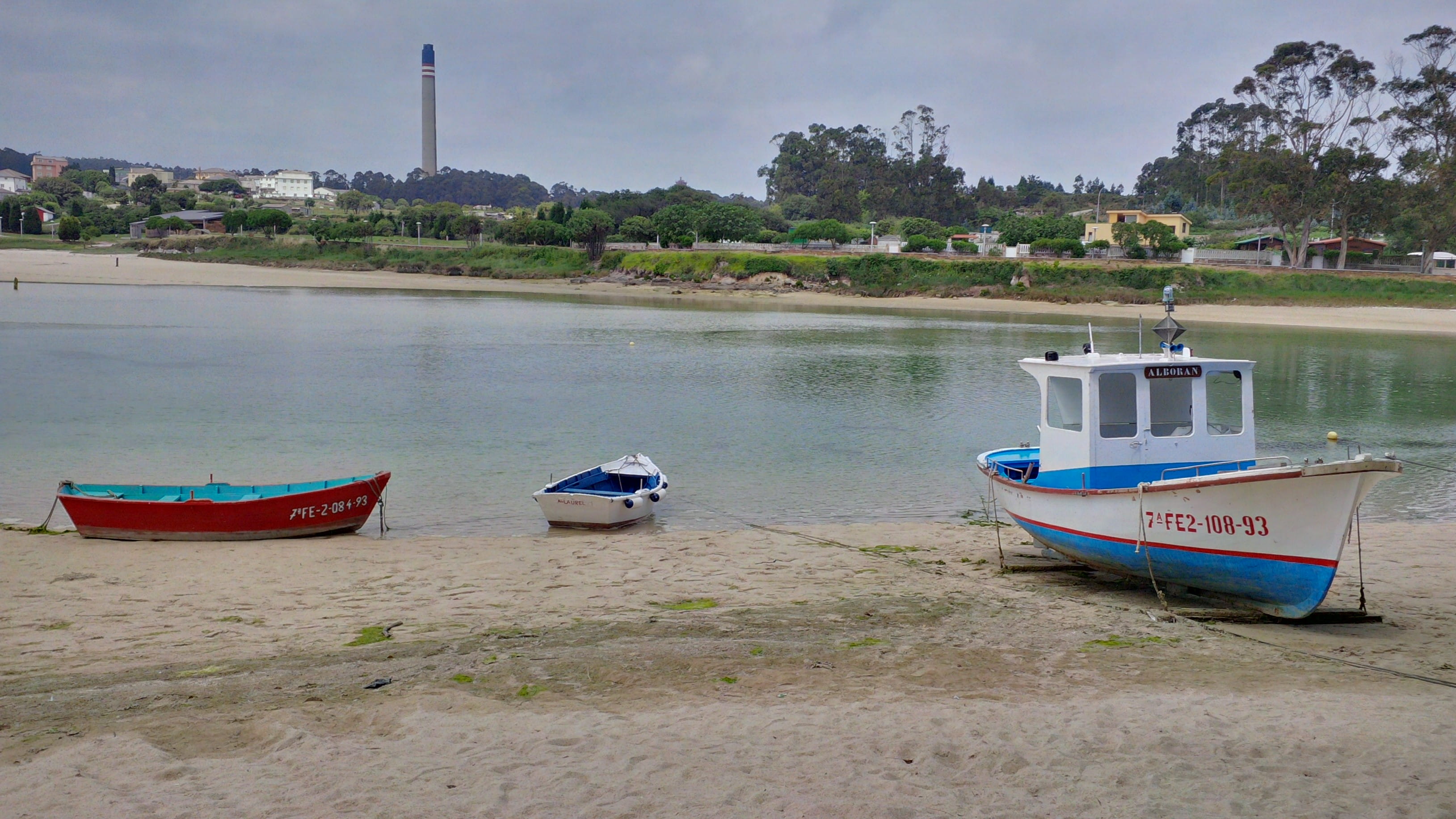 anchored, tranquility, water, alcoa, no people, sand, mode of transportation, spain, 2K, architecture, cervo, galicia, cloud - sky, barcos, day, tree, HD Wallpaper