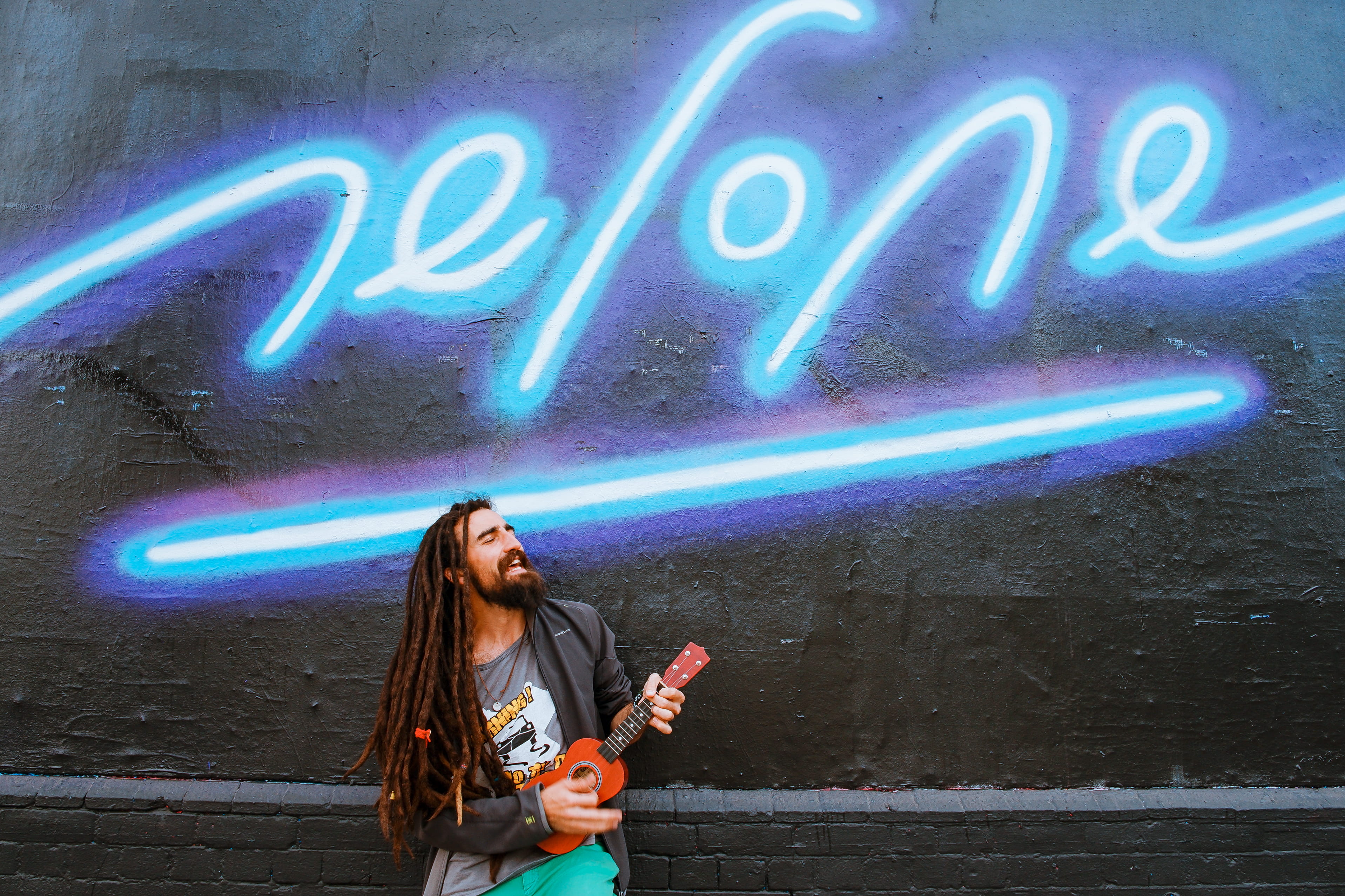 lifestyles, musician, near, child, standing, hairstyle, teenager, shirt, neon, one person, hair, signage, playing, wearing, neon Light, beauty, graffiti, HD Wallpaper