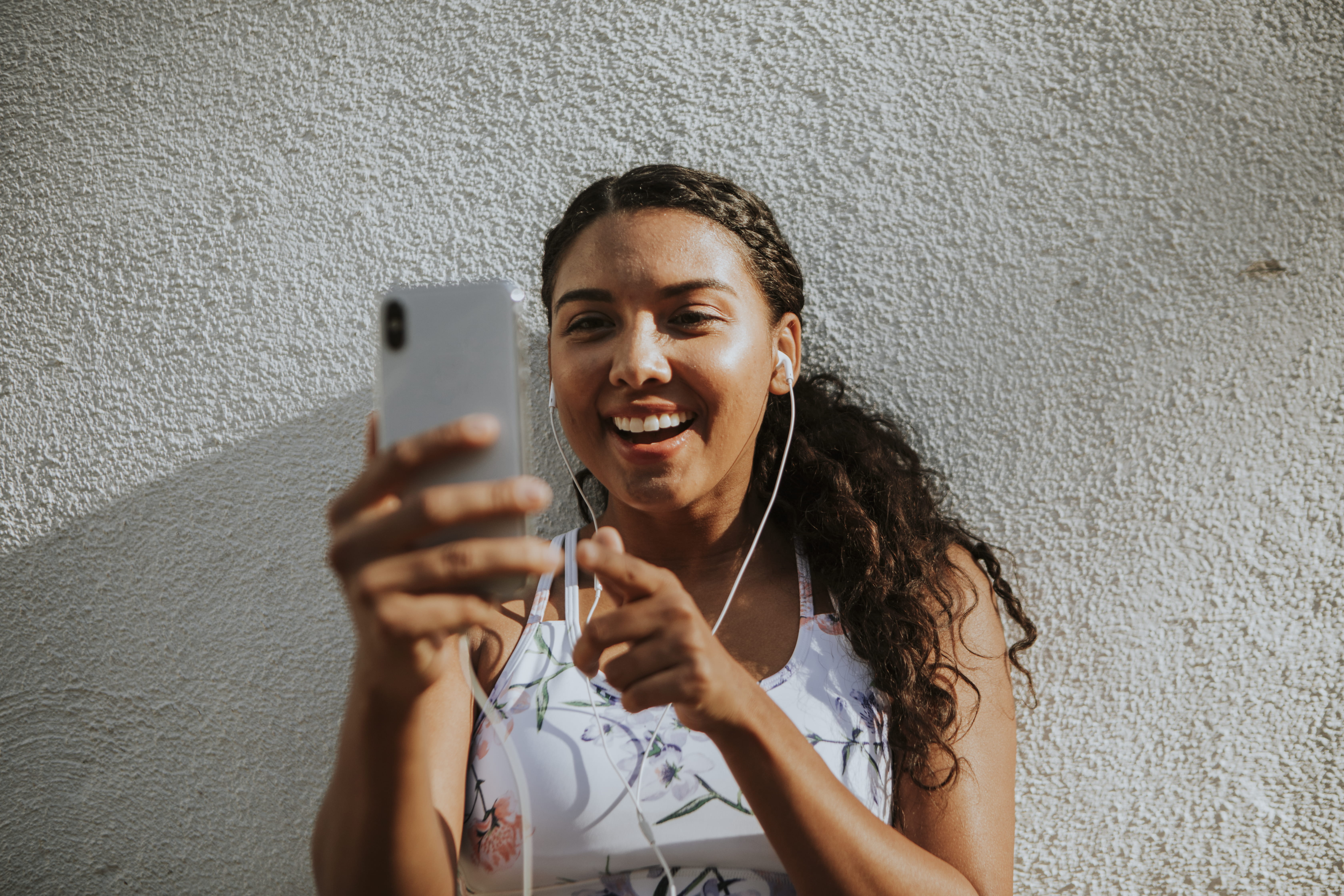 electronic, young, earphones, portable information device, casual clothing, emotion, model, wireless technology, smart phone, x, girl, holding, digital, HD Wallpaper